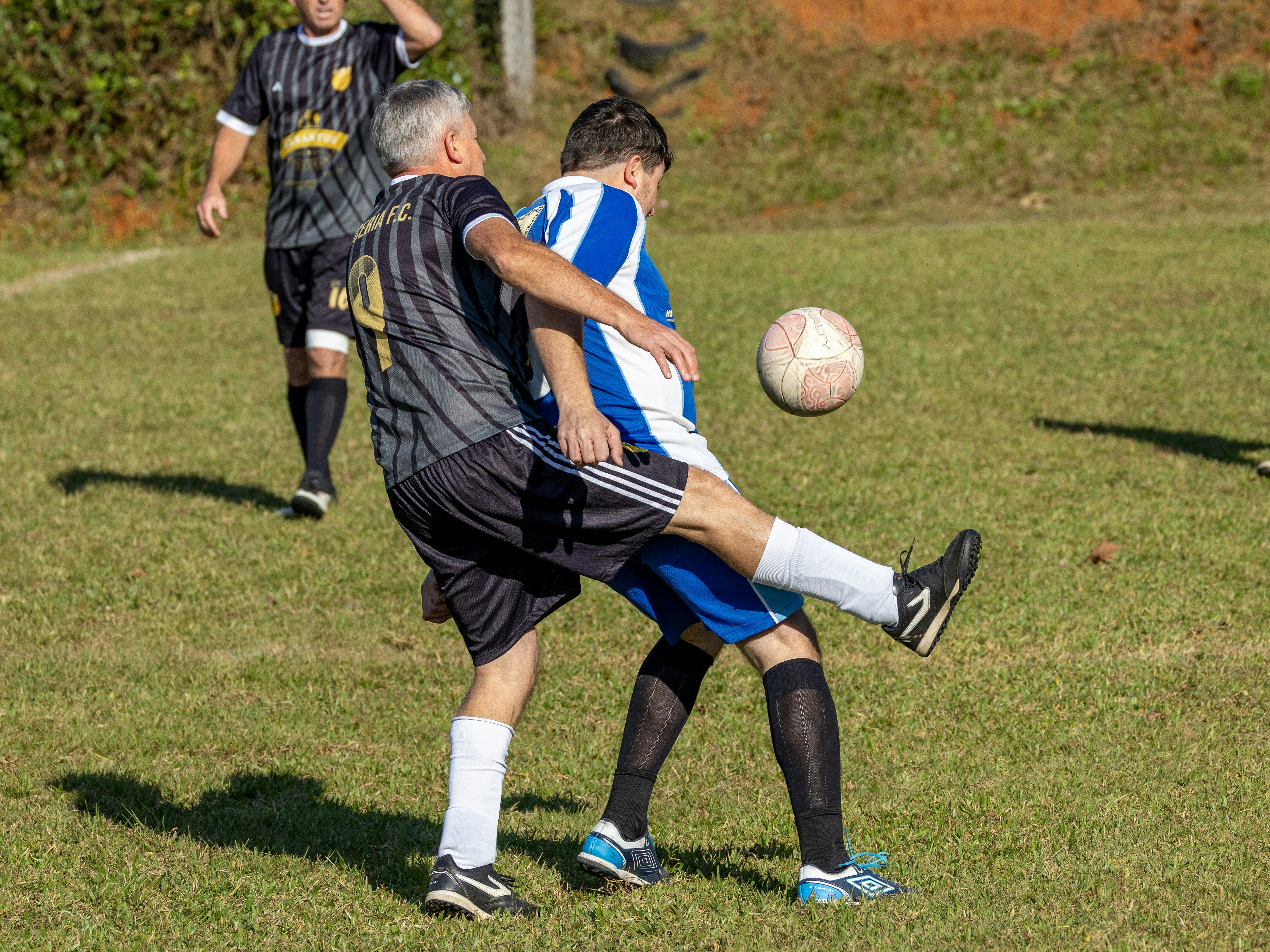 Jugada tensa entre Platense y Unión en un partido anterior
