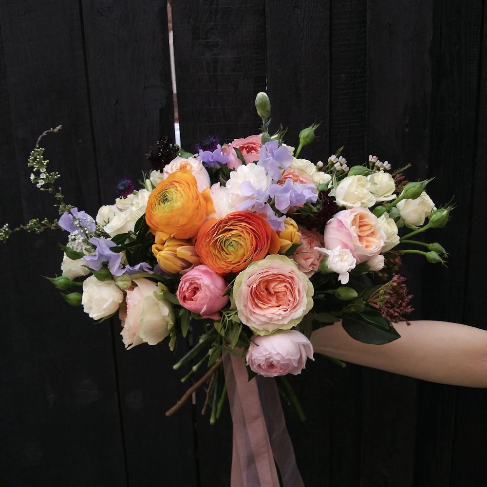 Buquê colorido de gérberas, rosas e lisianthus