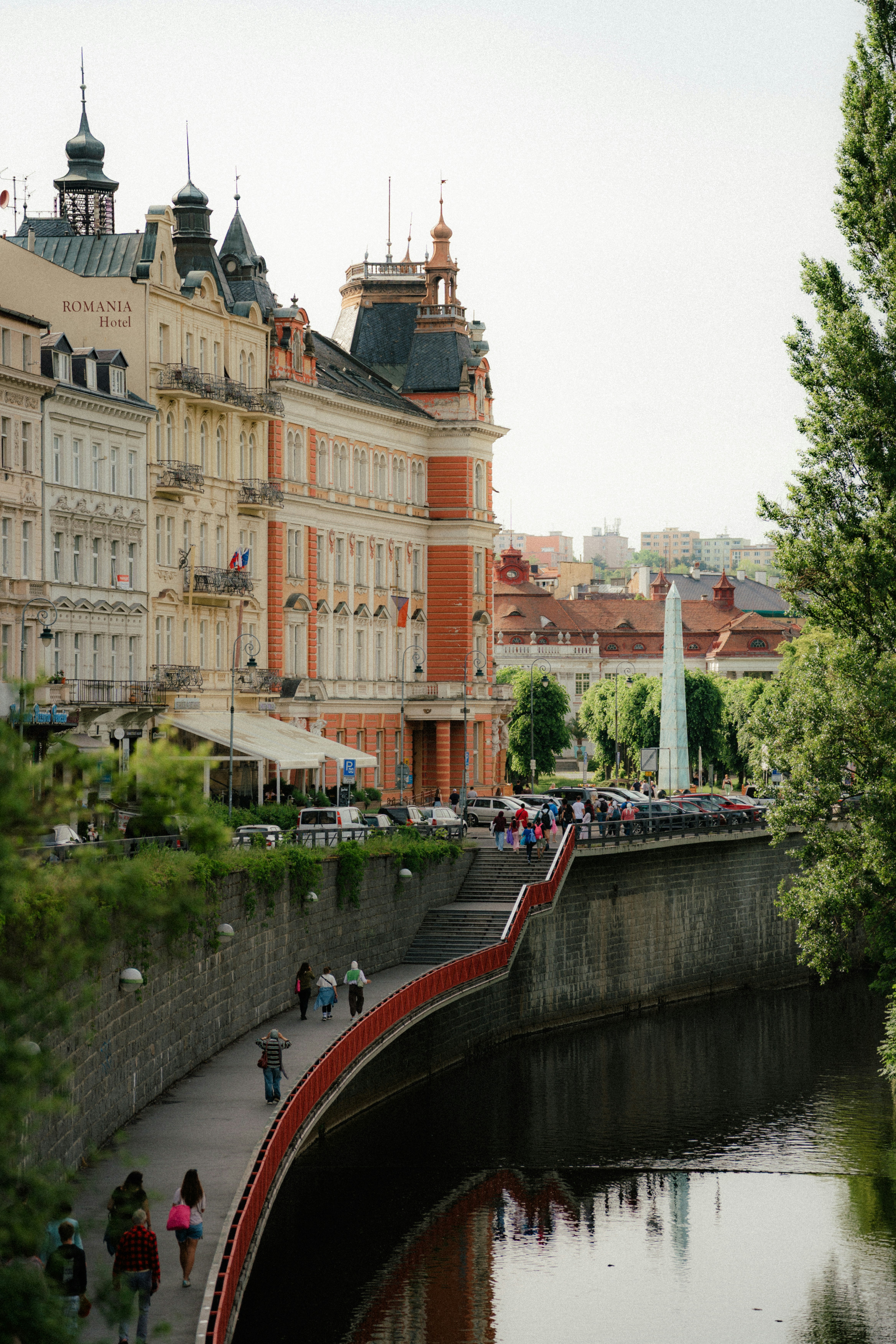 urban bridge walk style, wallpaper, Best Outfits for Scenic Bridge Walks: Style Meets Comfort 5