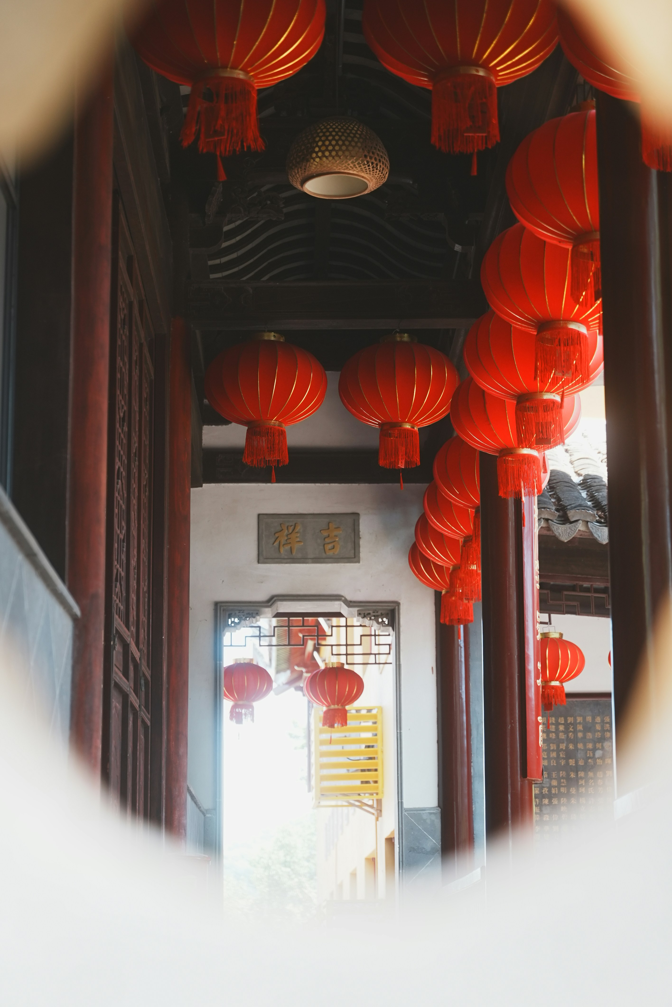 鮮やかな赤い提灯が飾られた伝統的な中国の廊下。