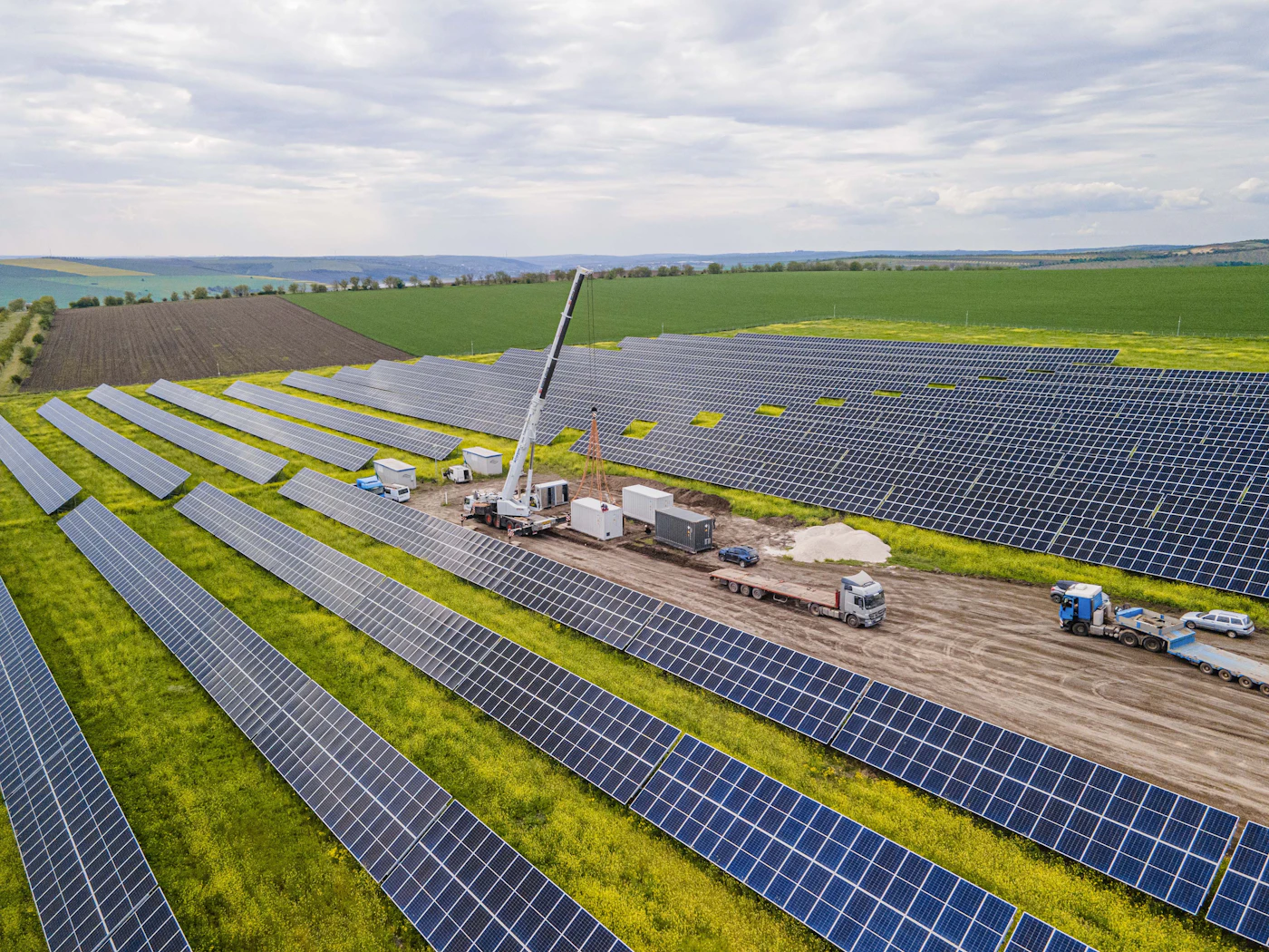 Izgradnja solarne elektrane, zračni pogled s dizalicom na terenu