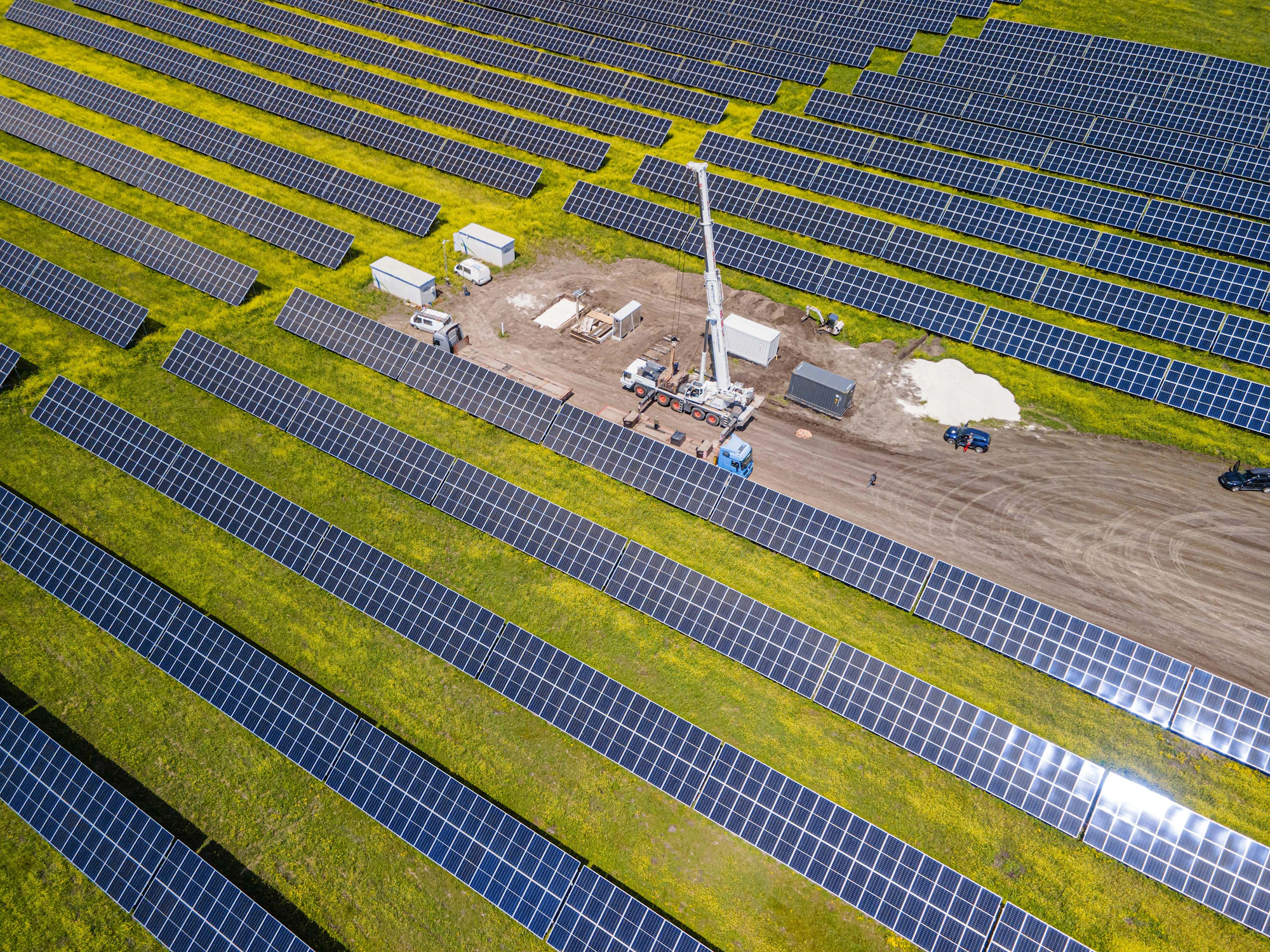 Cantiere di un impianto fotovoltaico visto dall'alto