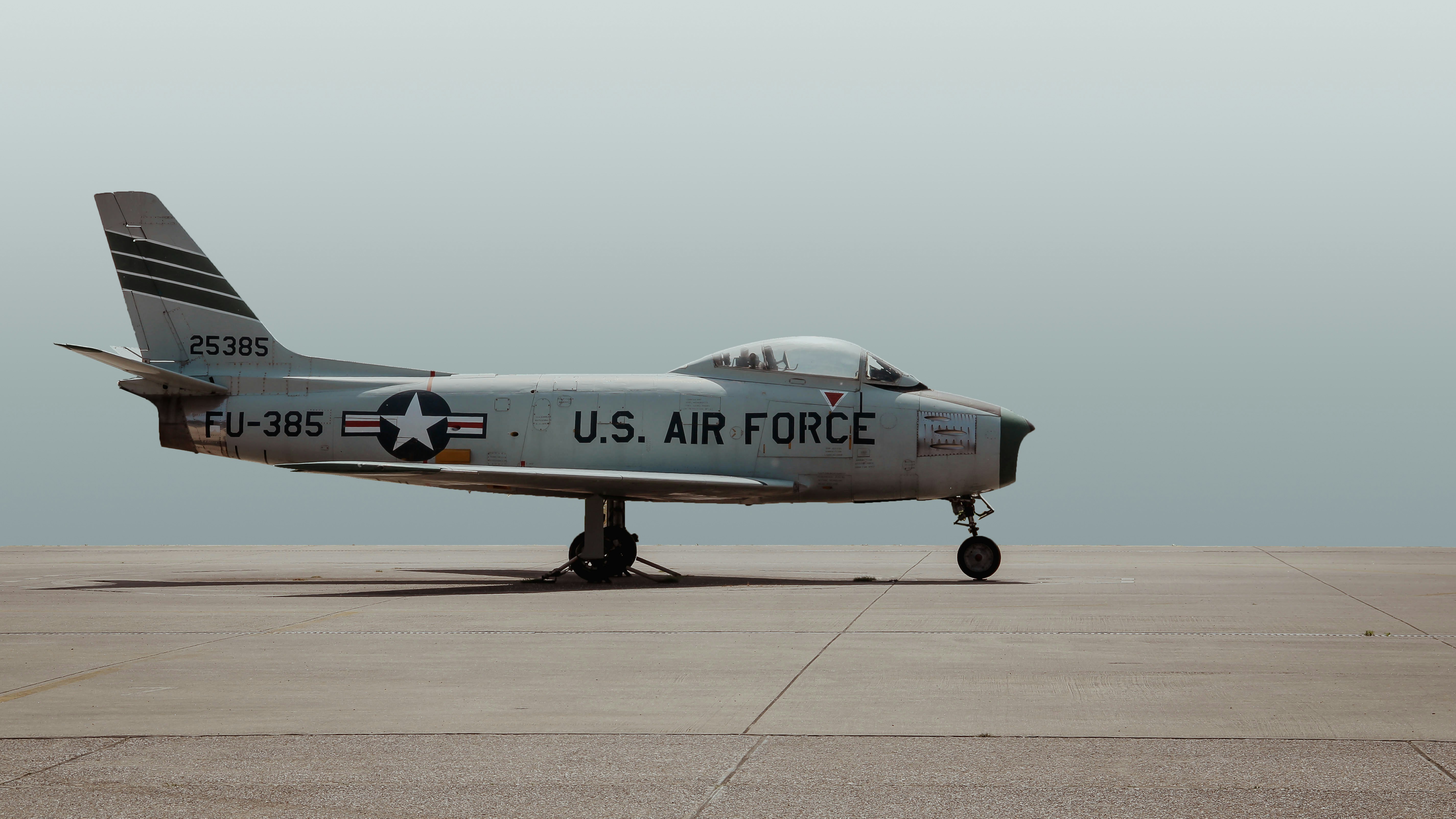 灰色のアメリカ空軍のジェット機が飛行場に停まっている。