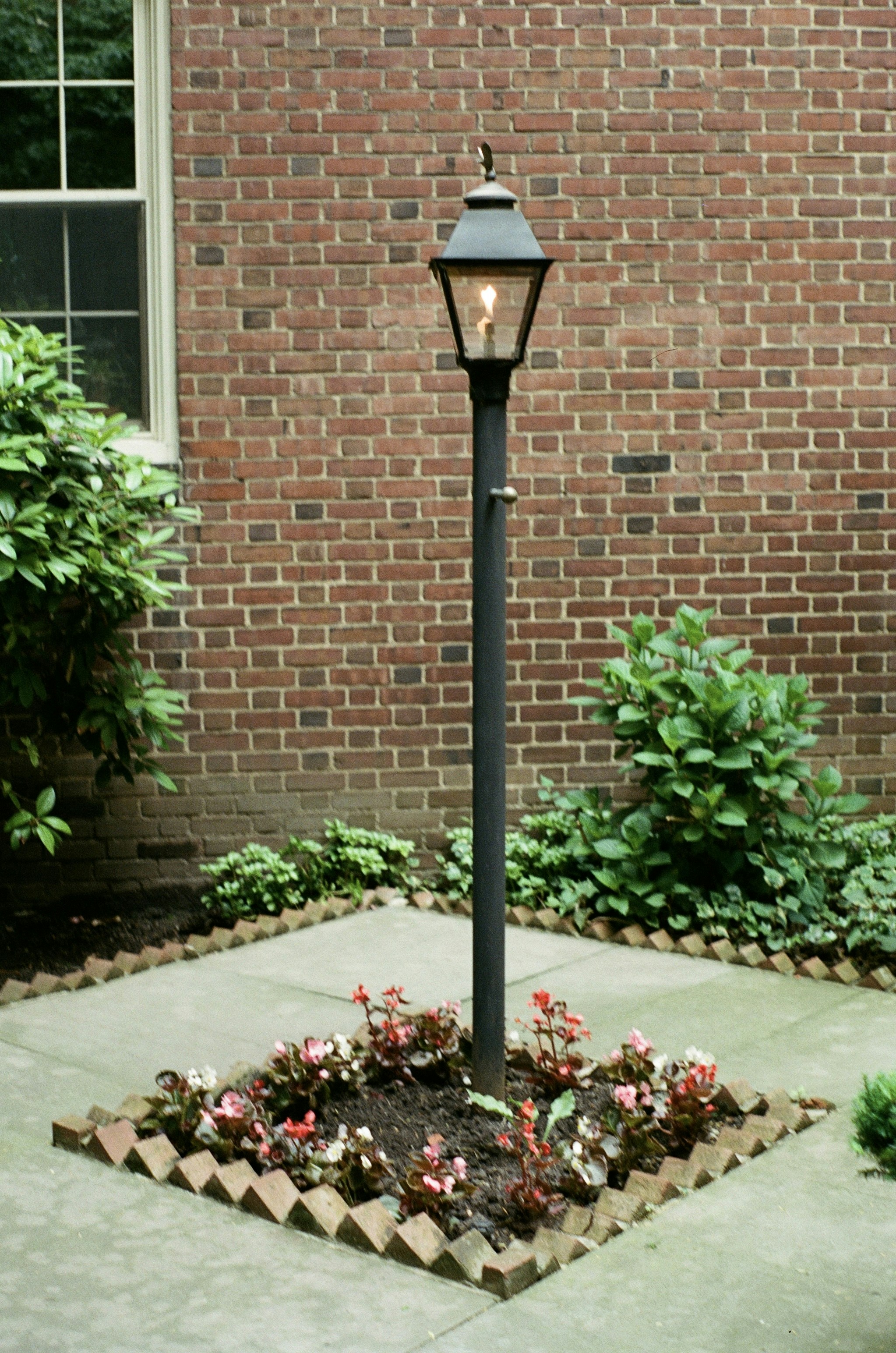 photo-1780942899228-1052b9bf259e?crop=entropy&cs=tinysrgb&fit=max&fm=jpg&ixid=M3wxMDE5MDA3fDB8MXxzZWFyY2h8MzU1fHxPdXRkb29yJTIwTGFuZHNjYXBpbmd8ZW58MHx8fHwxNzg4NDAyNjgwfDA&ixlib=rb-4.1.0&q=80&w=1080
