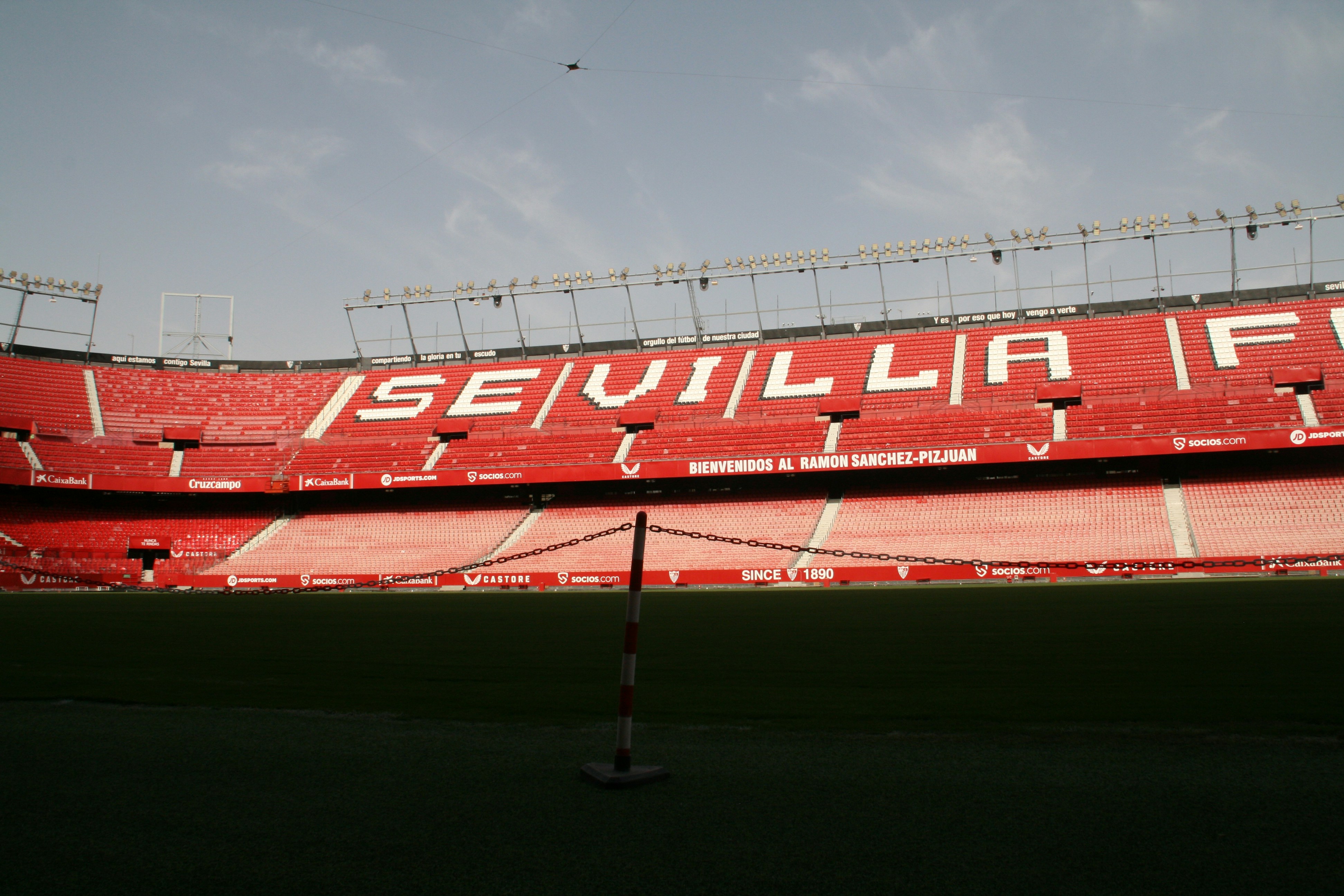 Stadion besar dengan kursi merah dan