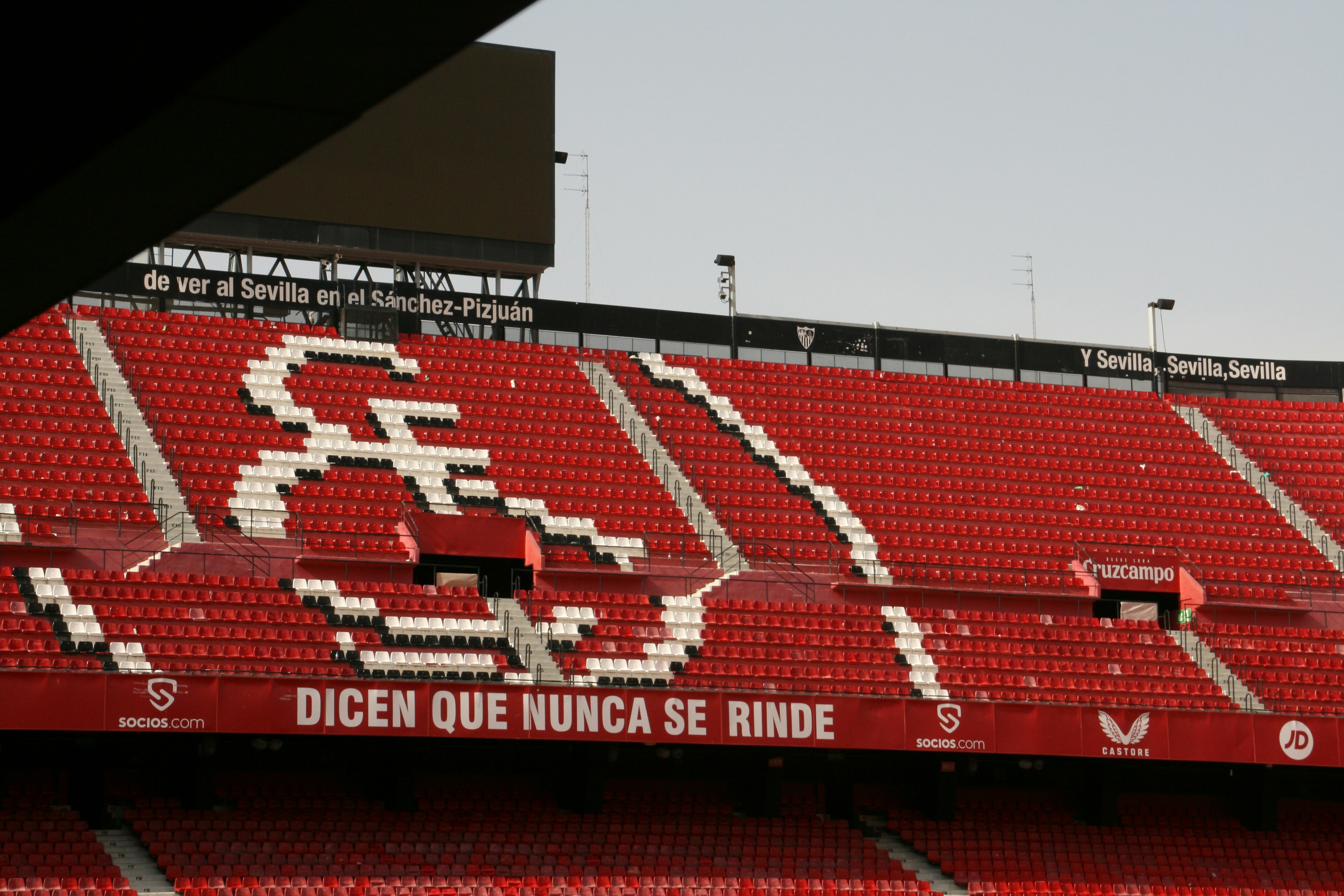 Red stadium seats with "sfc" and spanish text.