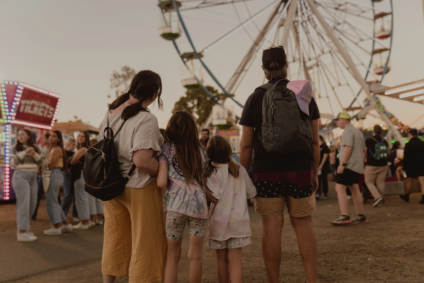 Gezin op de kermis kijkt naar een groot reuzenrad