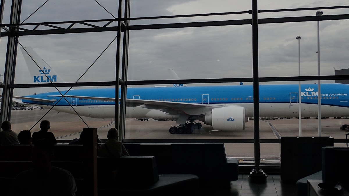 Avion sur le tarmac et ambiance aéroport premium (10)
