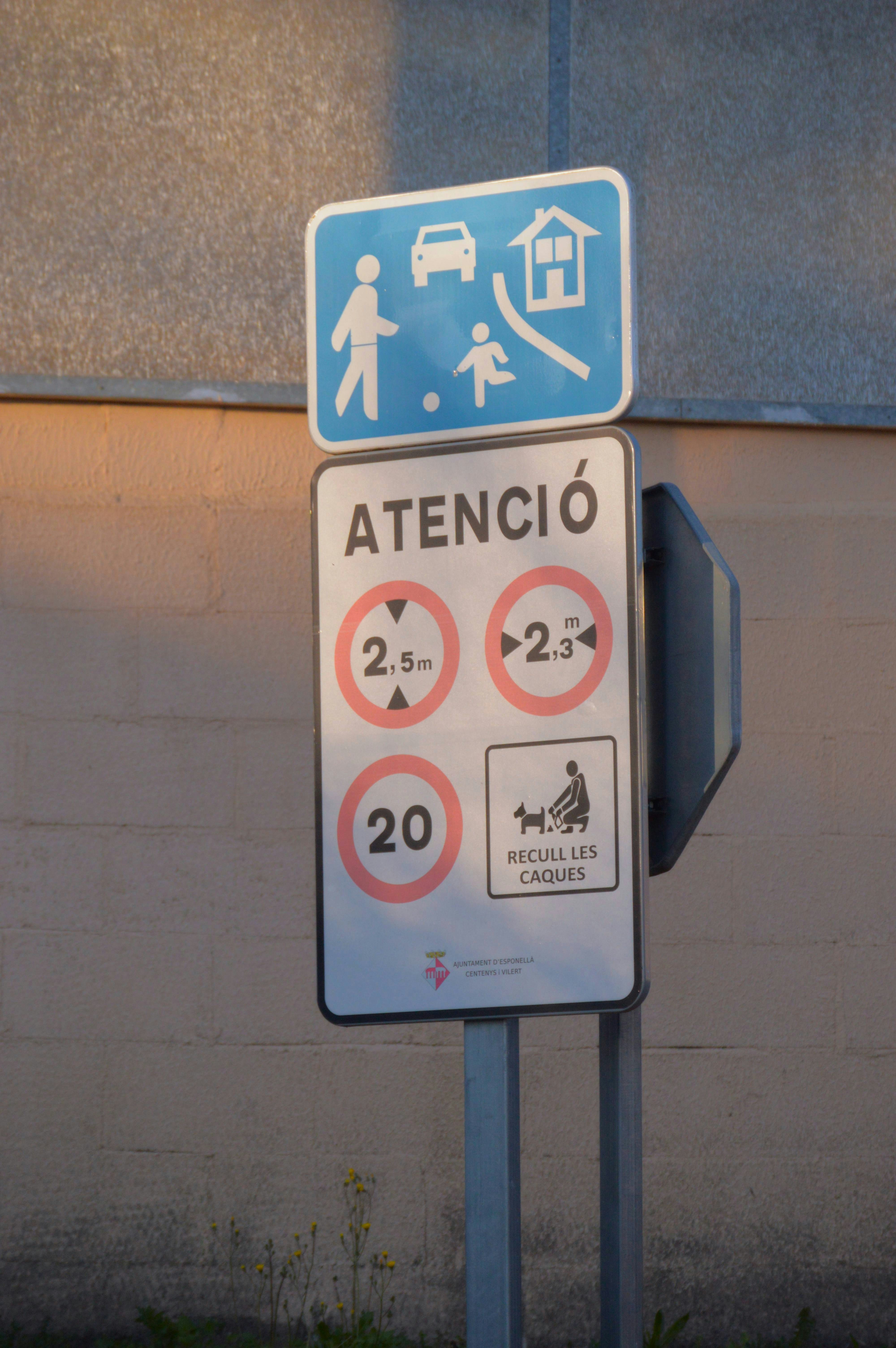 Cartello stradale che mostra attenzione, limiti e regole sui rifiuti di cane.