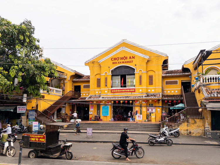 Chợ Hội An với kiến trúc tường vàng
