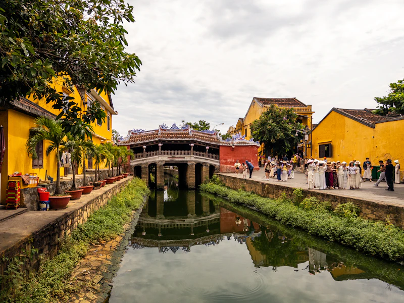 Dòng kênh giữa những ngôi nhà vàng