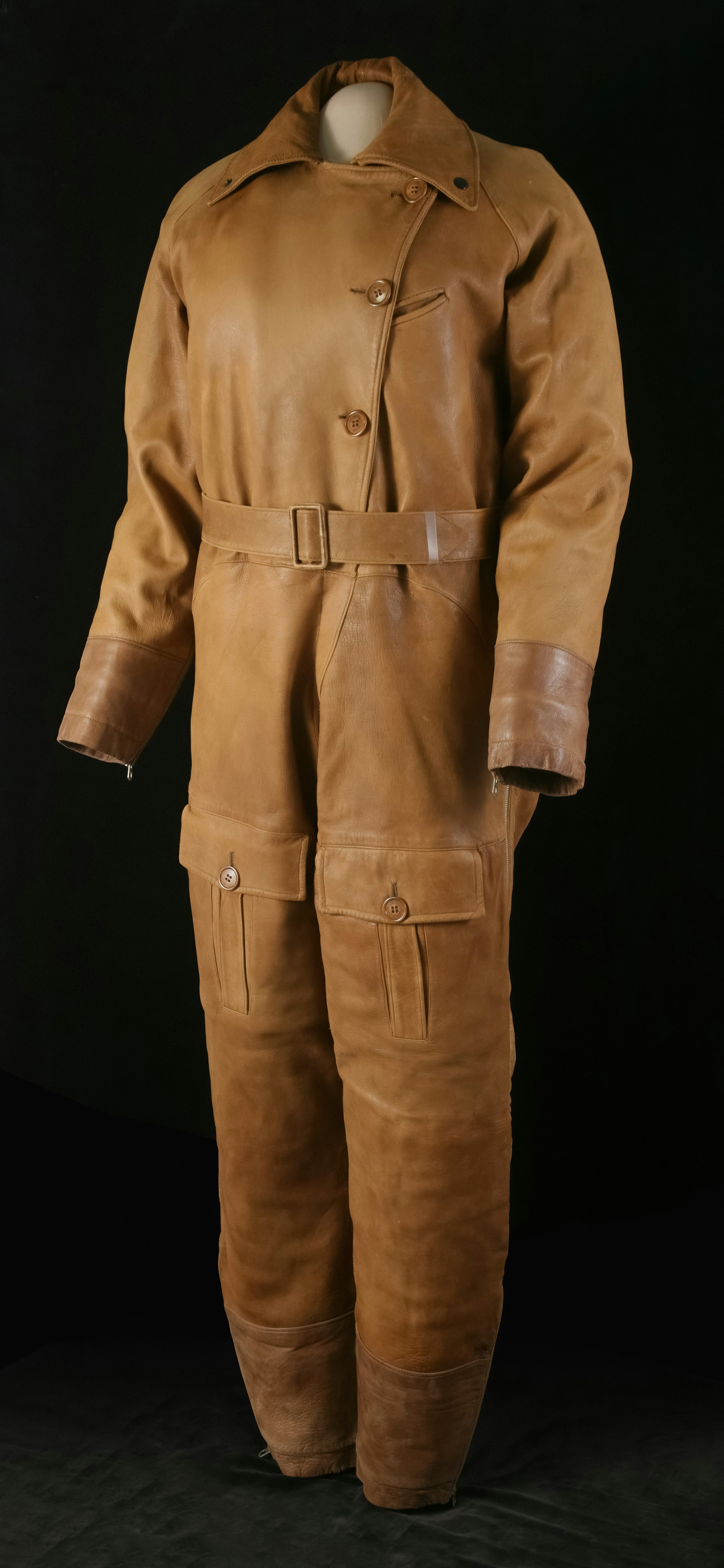 Vintage-brauner Lederfluganzug mit Gürtel.