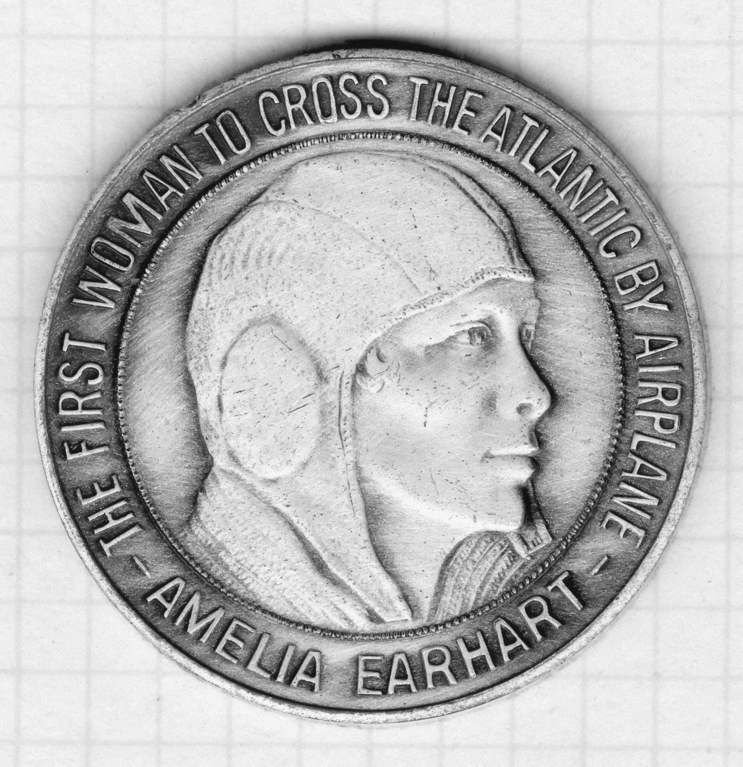 Amelia Earharts Profil auf einer silbernen Gedenkmedaille.
