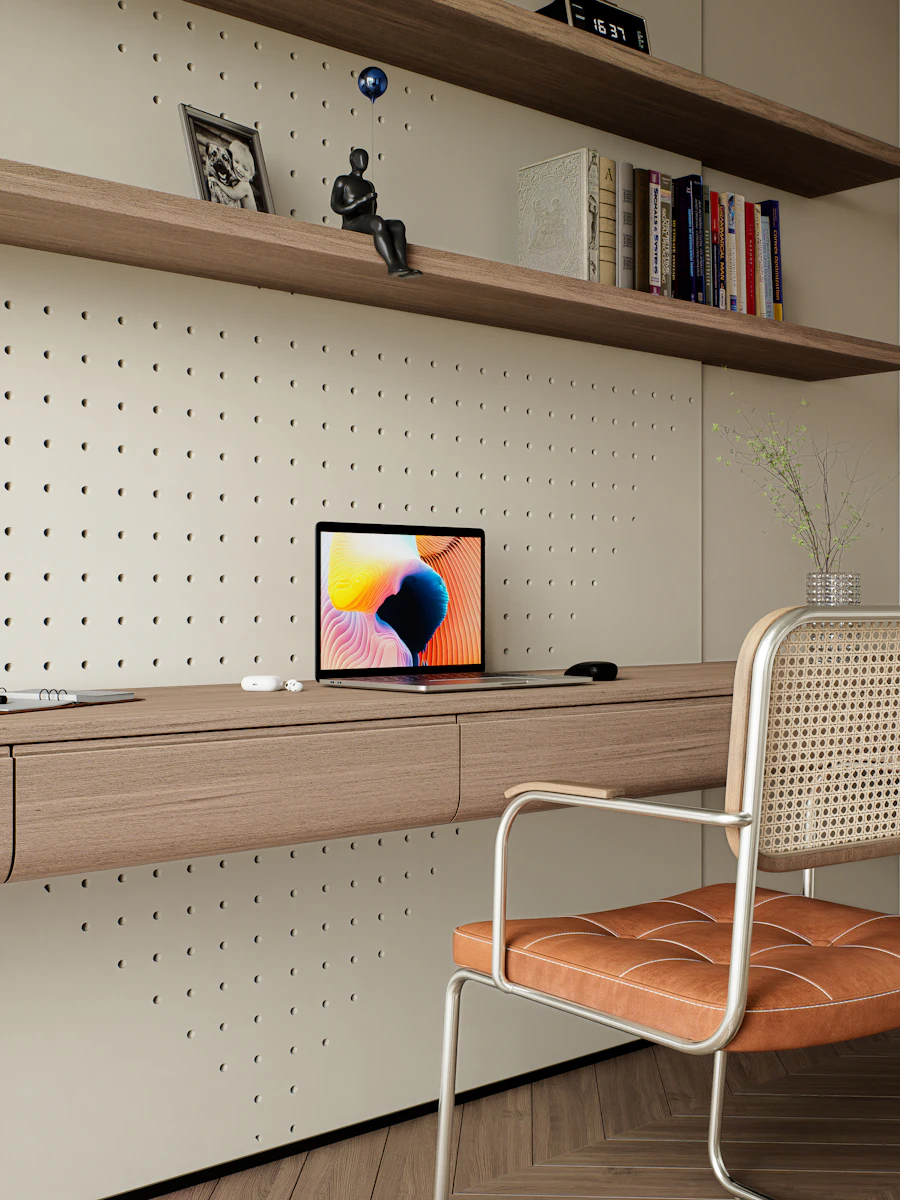 Home office com bancada suspensa e prateleiras em madeira