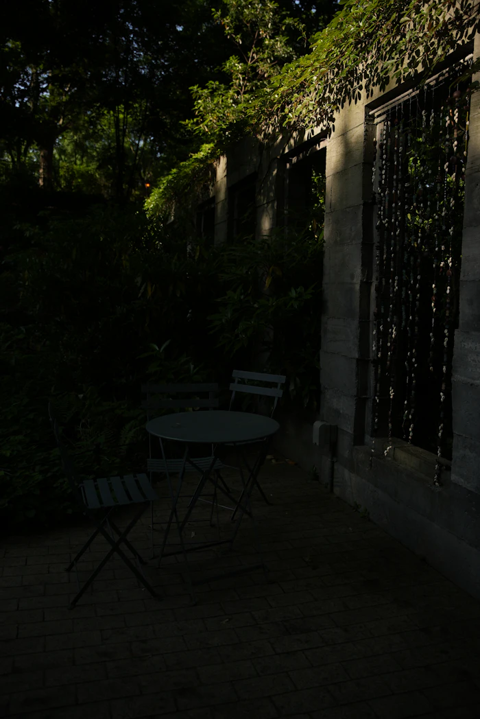 Beschaduwd terras met tafel en groen