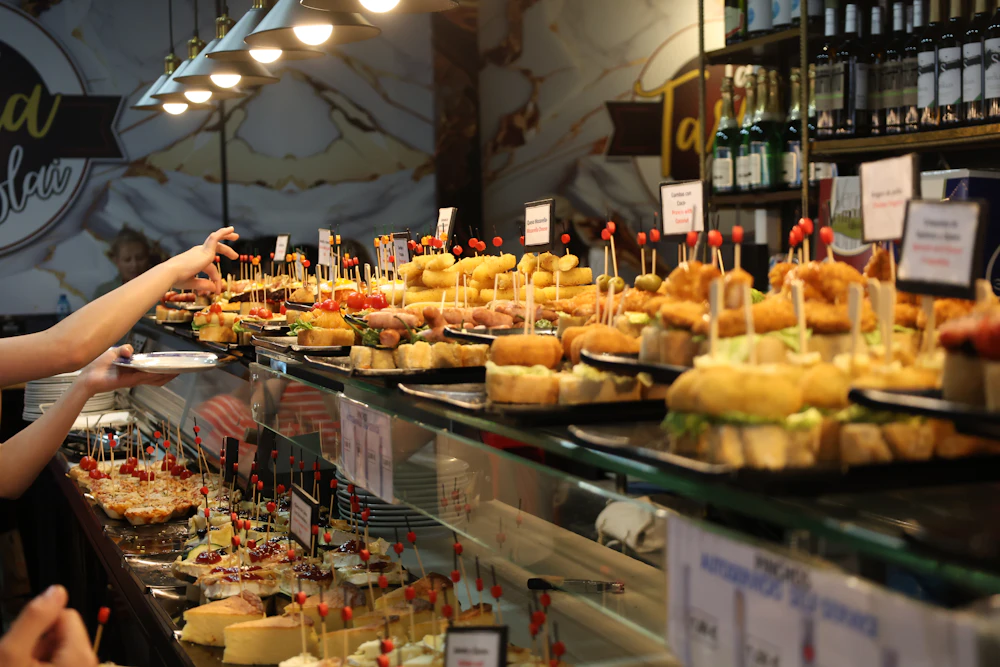 Mostrador con pintxos variados en un bar