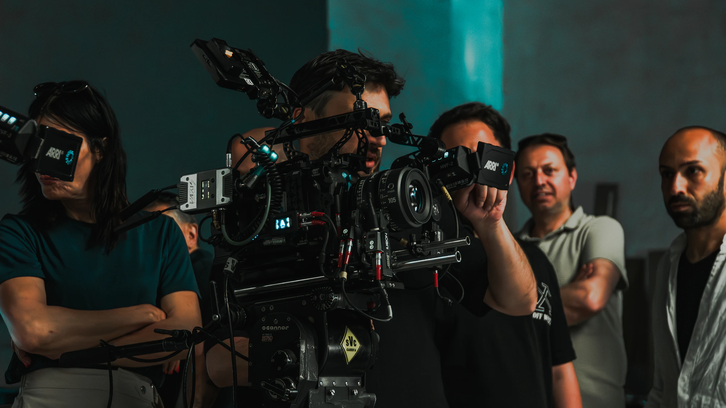 Équipe cinéma sur un tournage professionnel