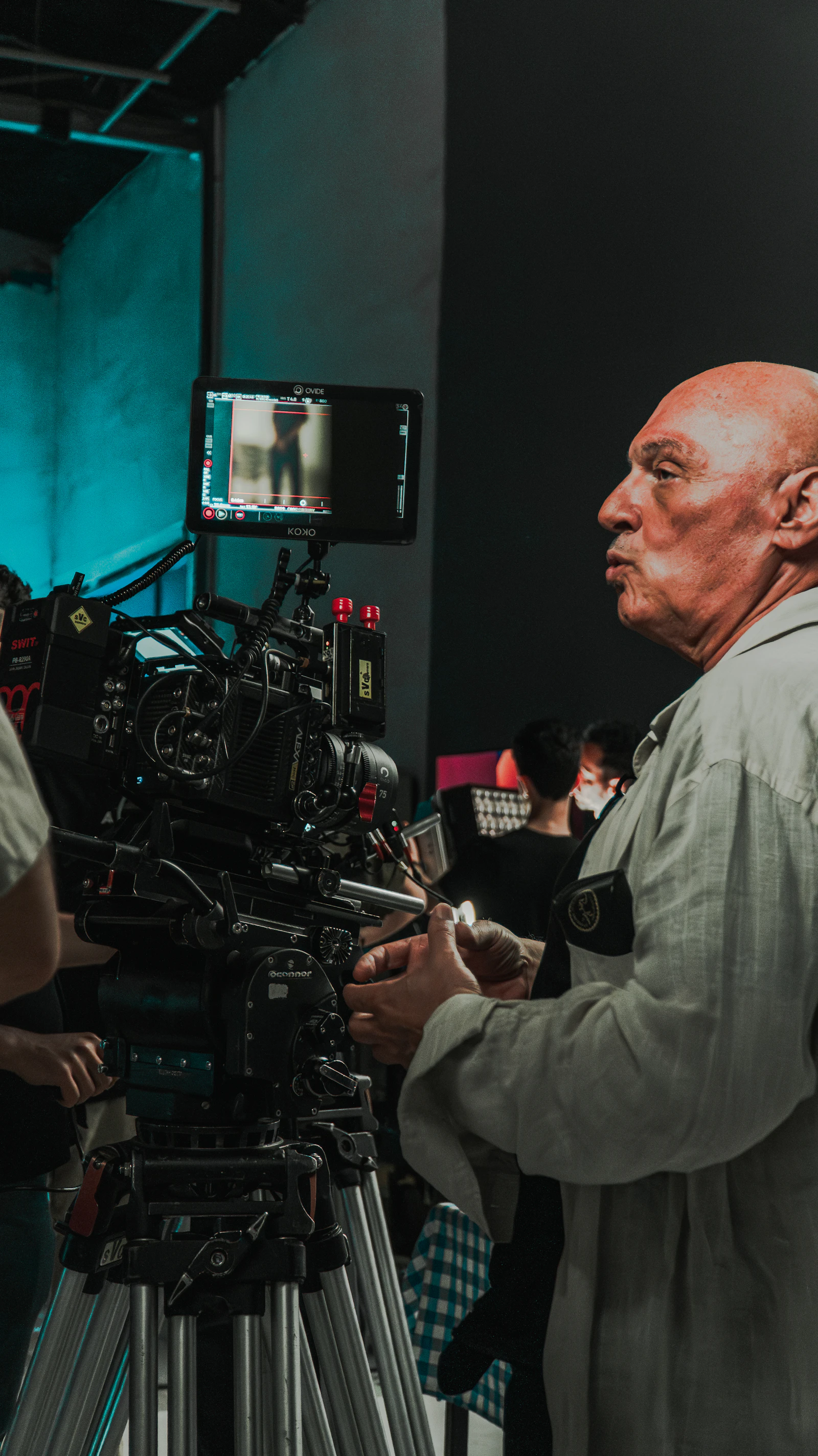 Produção audiovisual com câmera profissional