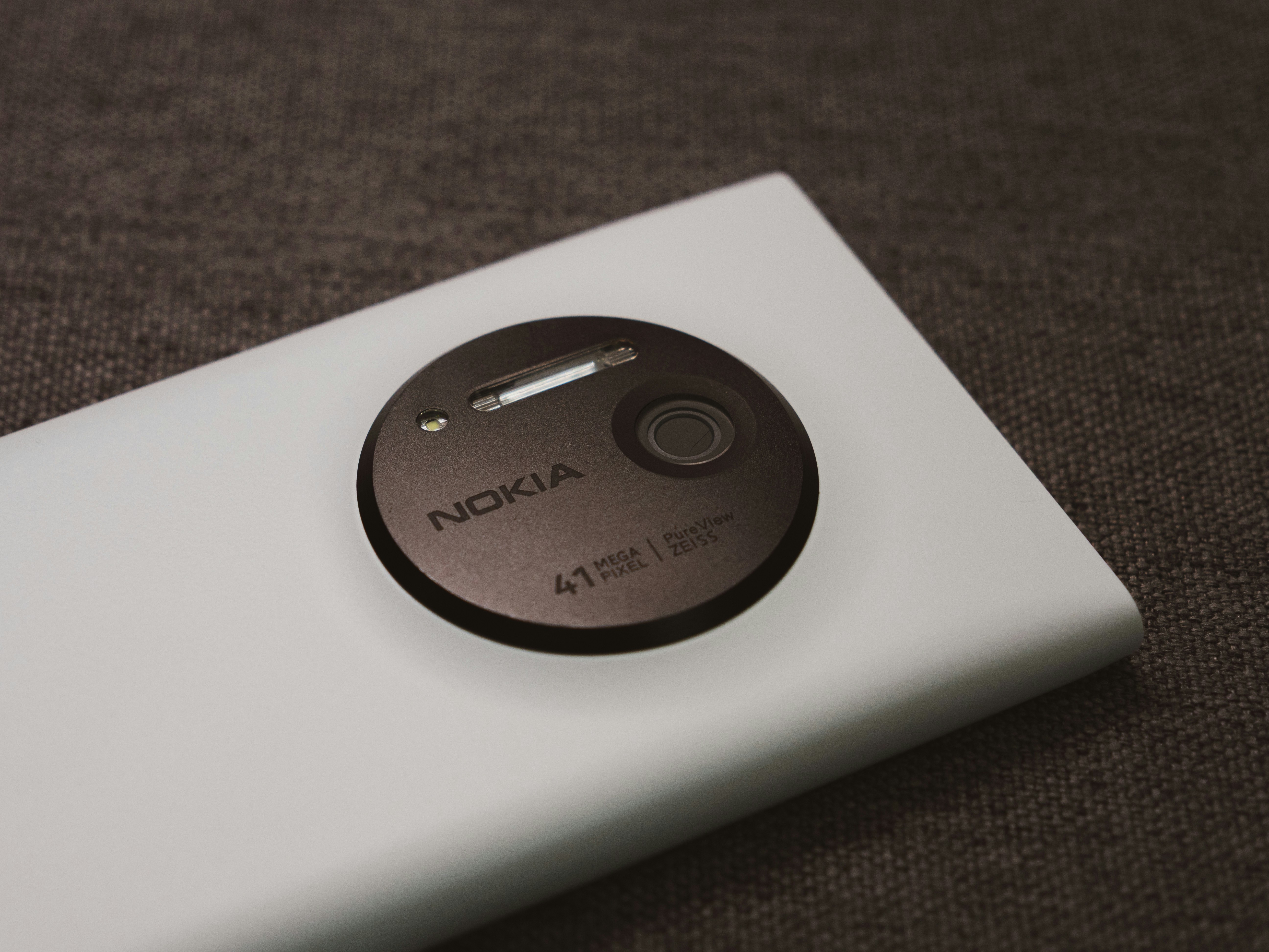 Smartphone Nokia blanc doté d’un grand module photo de 41 MP.