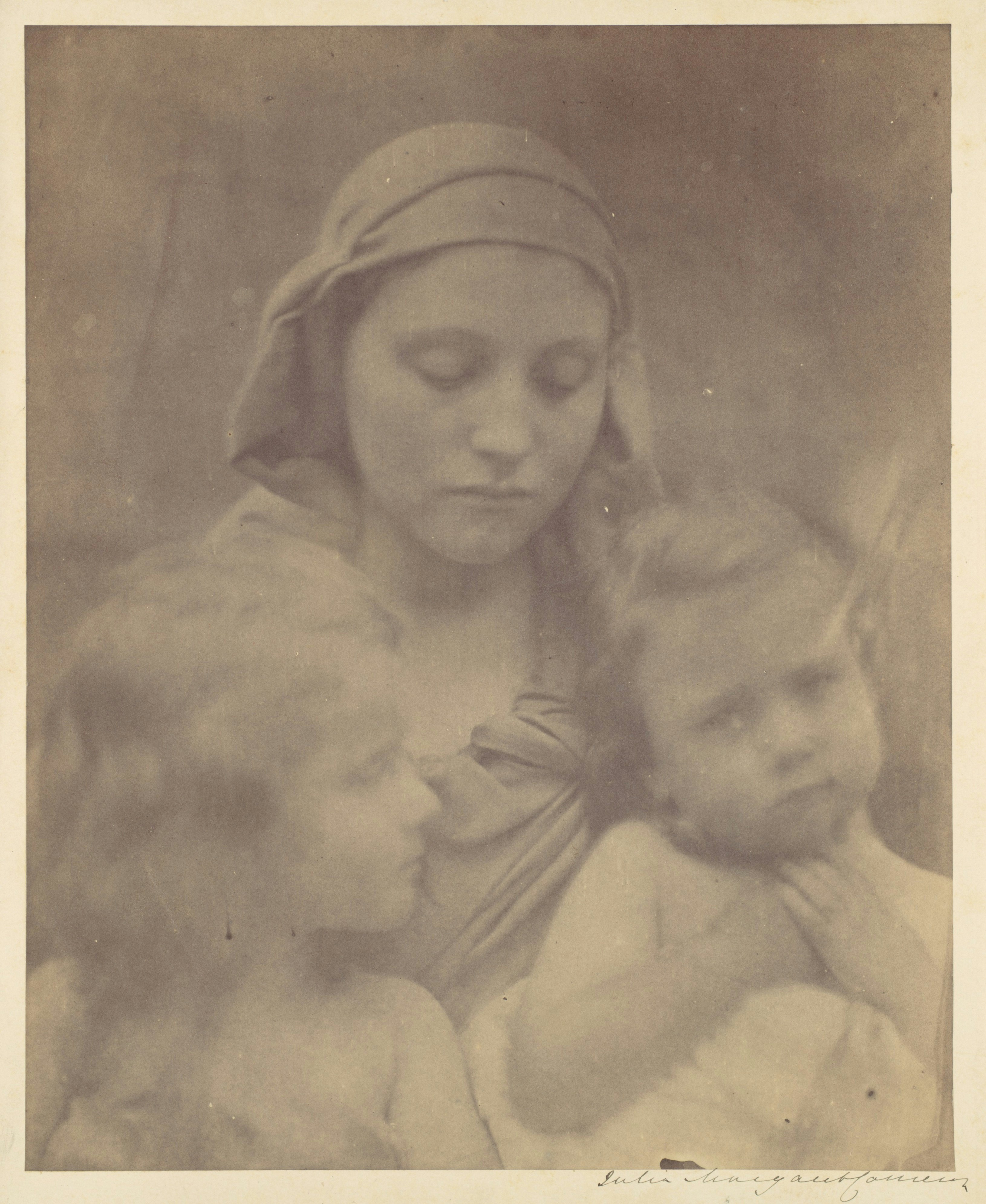 Potret berwarna sepia dari seorang wanita dengan dua anak kecil.