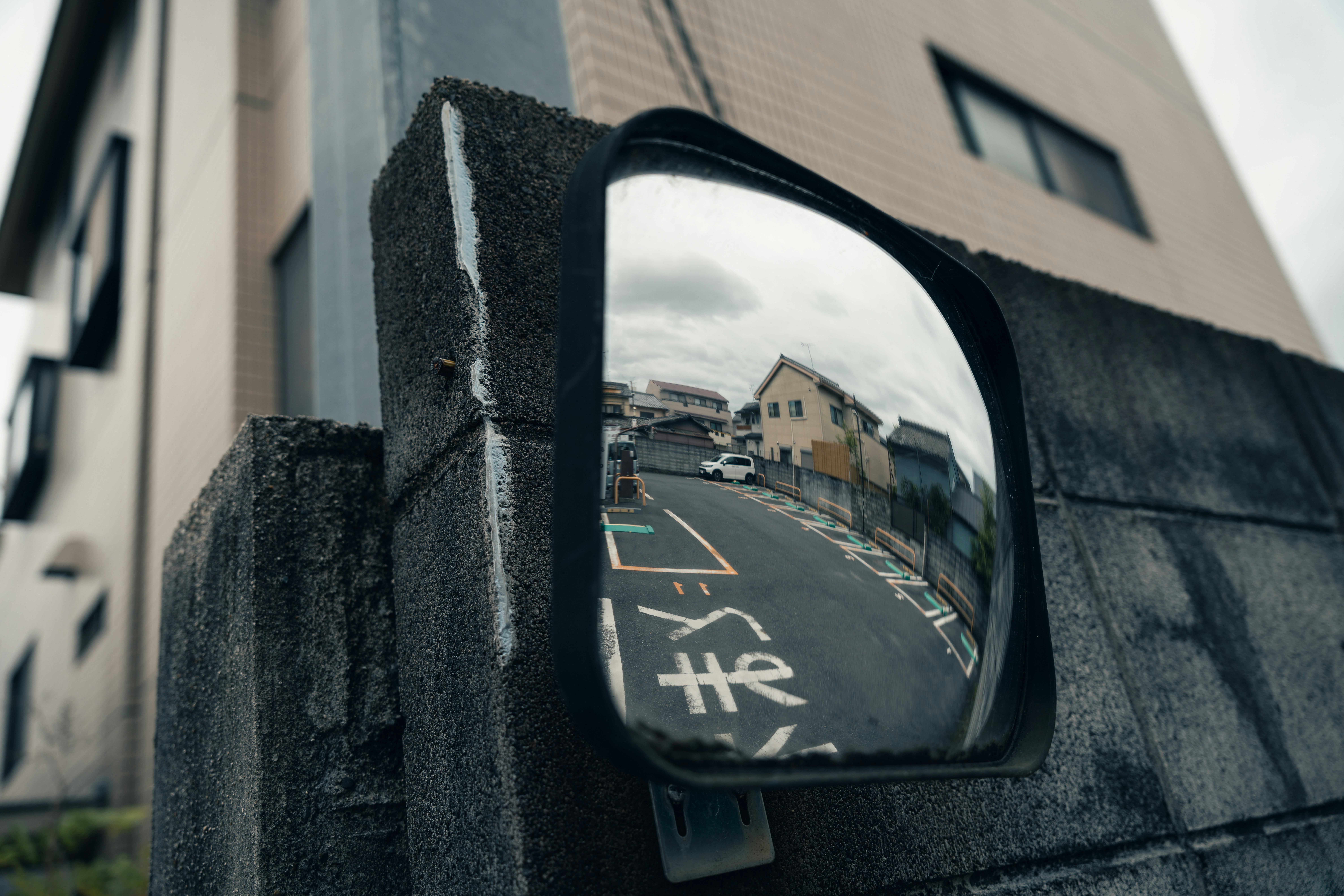 Rua japonesa refletida em um espelho de segurança convexo.