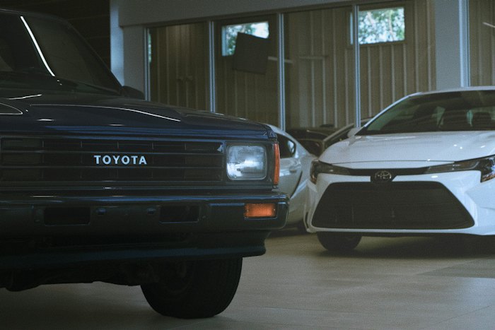 Witte Toyota Corolla in een showroom