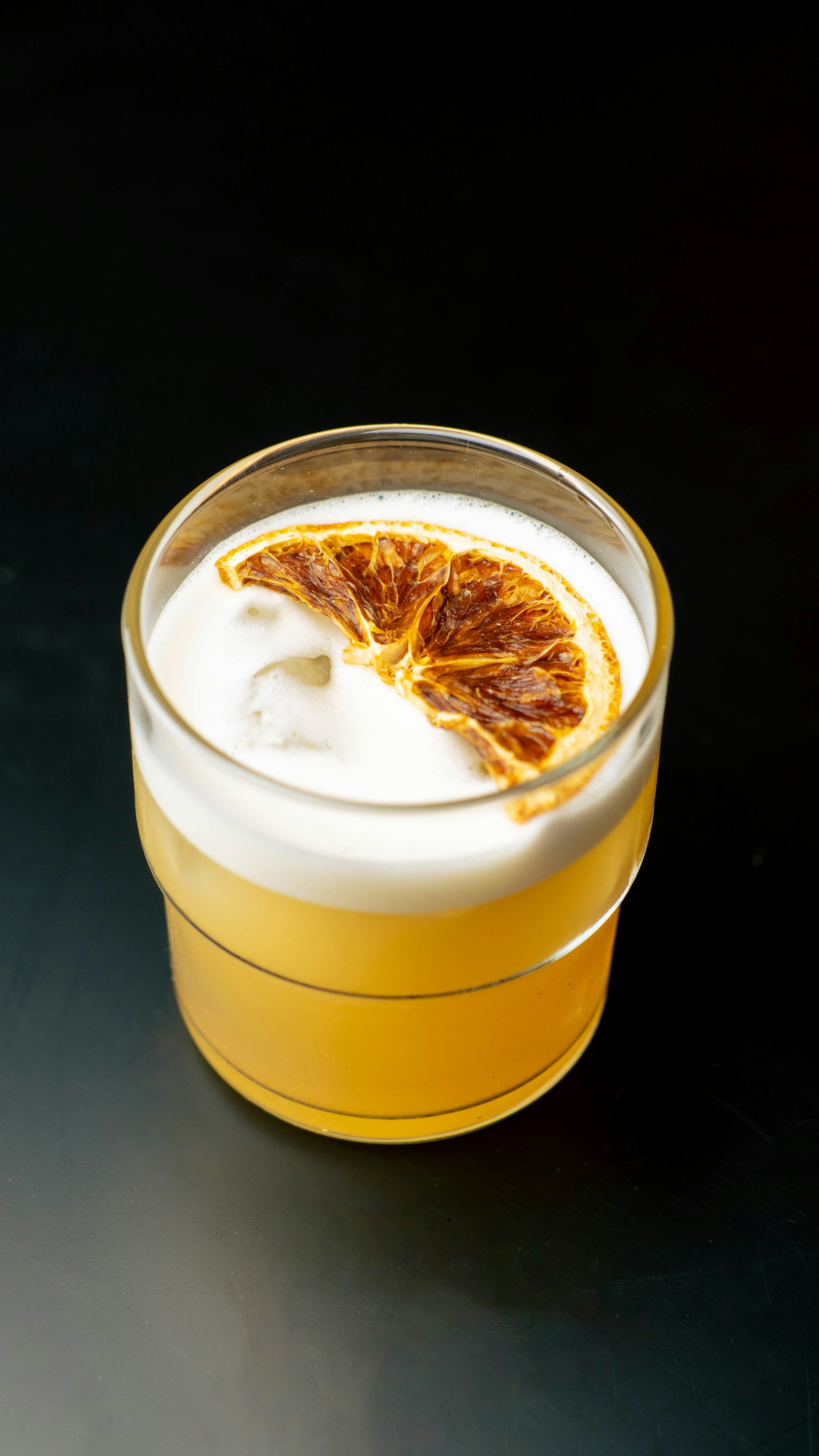 Amaretto sour med skum och torkad apelsin