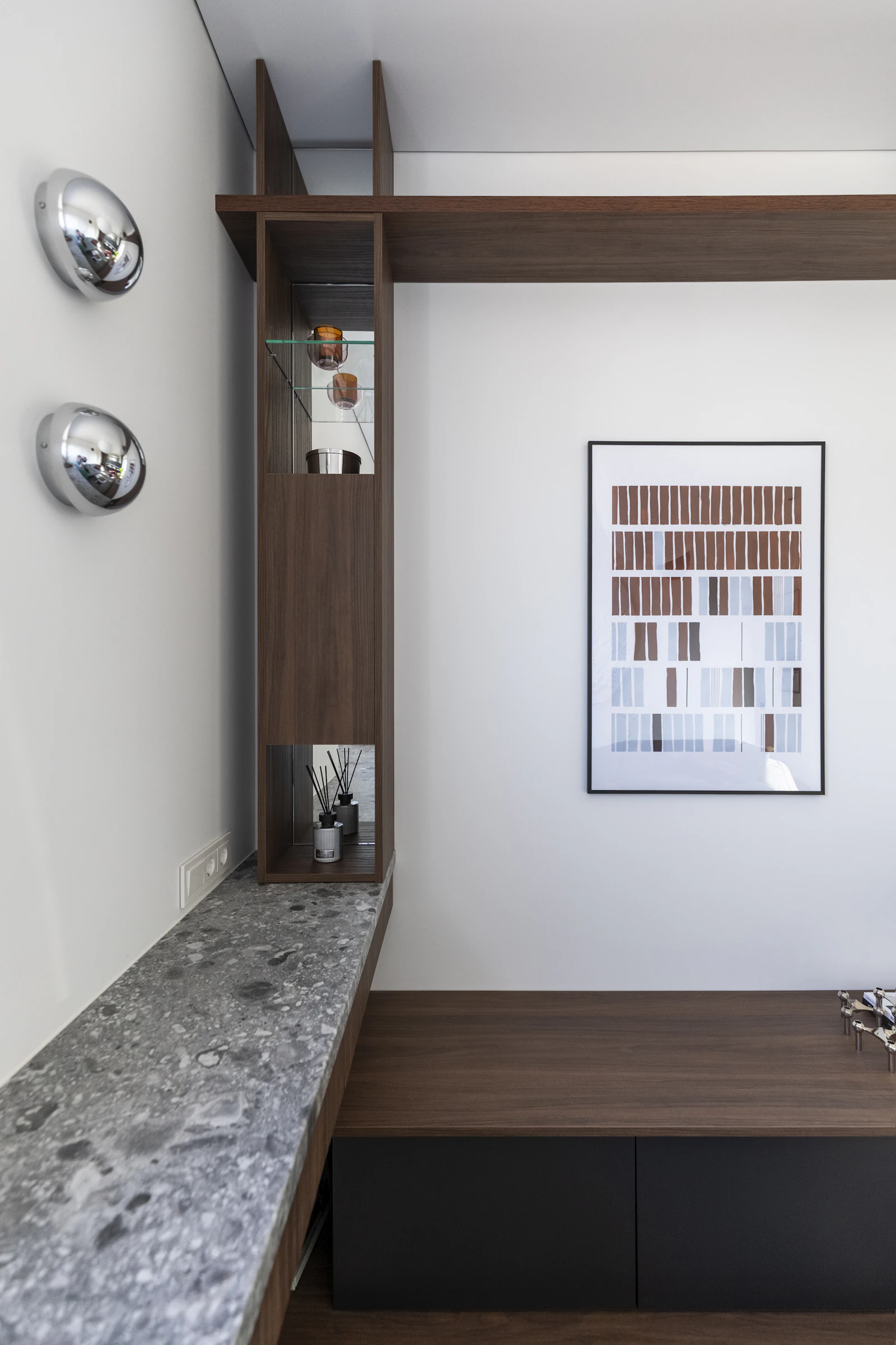 Kompaktes modernes Apartment mit Regalen