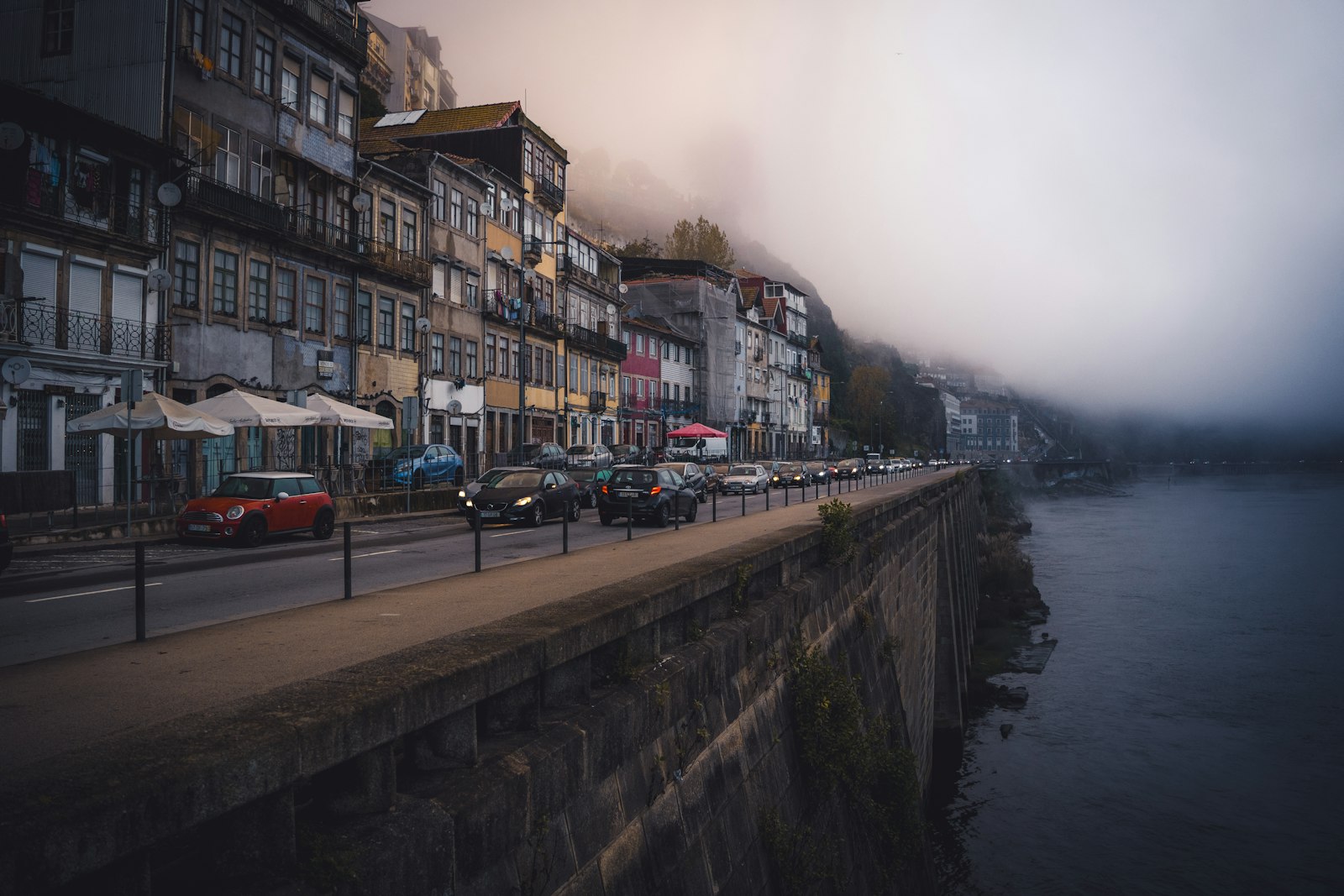 Quai brumeux au petit matin