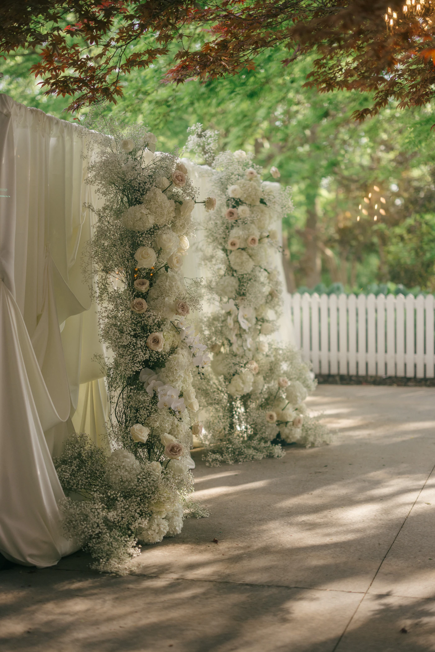 DIY wedding arch ideas with fresh flowers — Close-up of fresh blooms zip-tied to a round wedding arch before the ceremony.