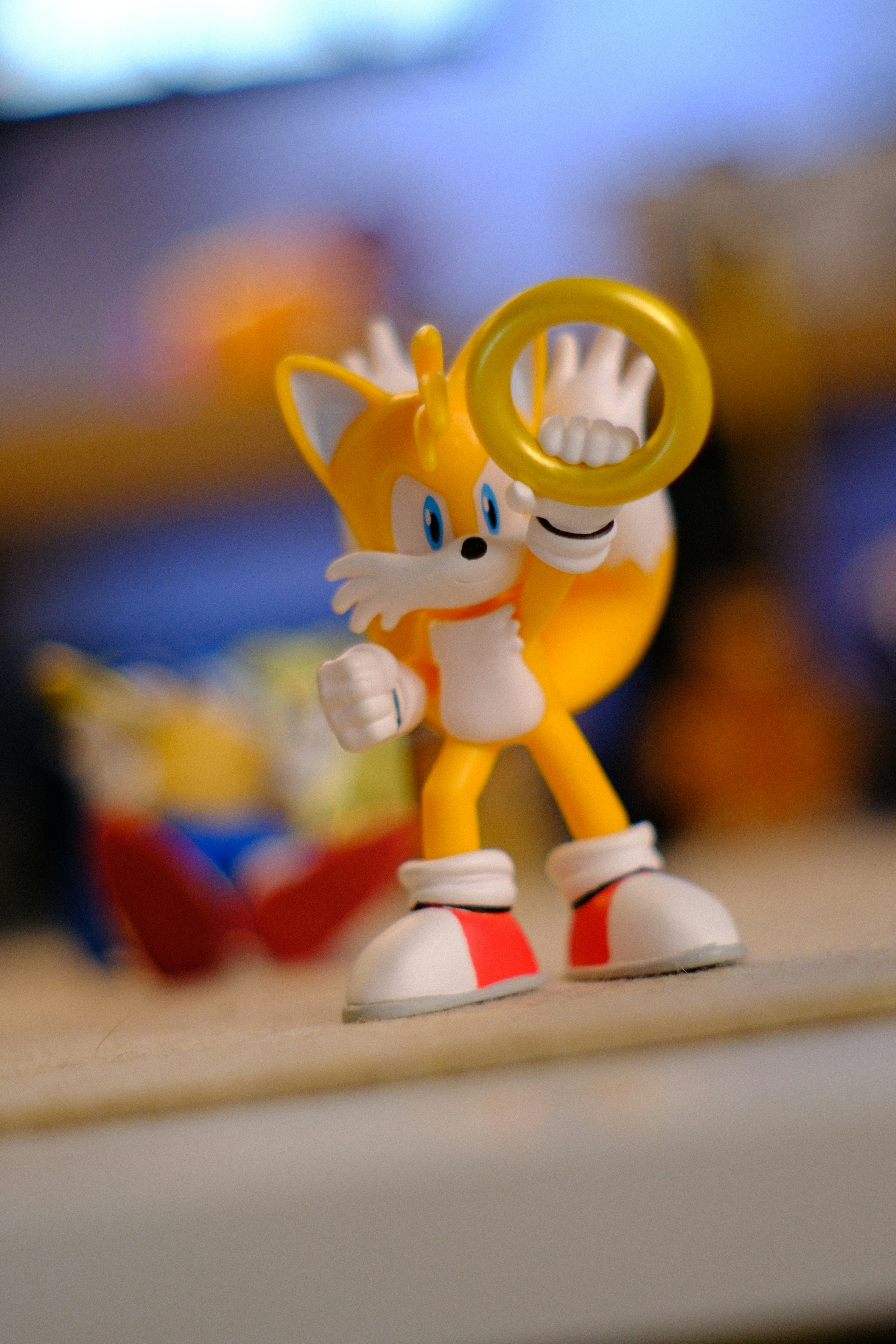 La figurine d’action de Tails tenant une bague en or