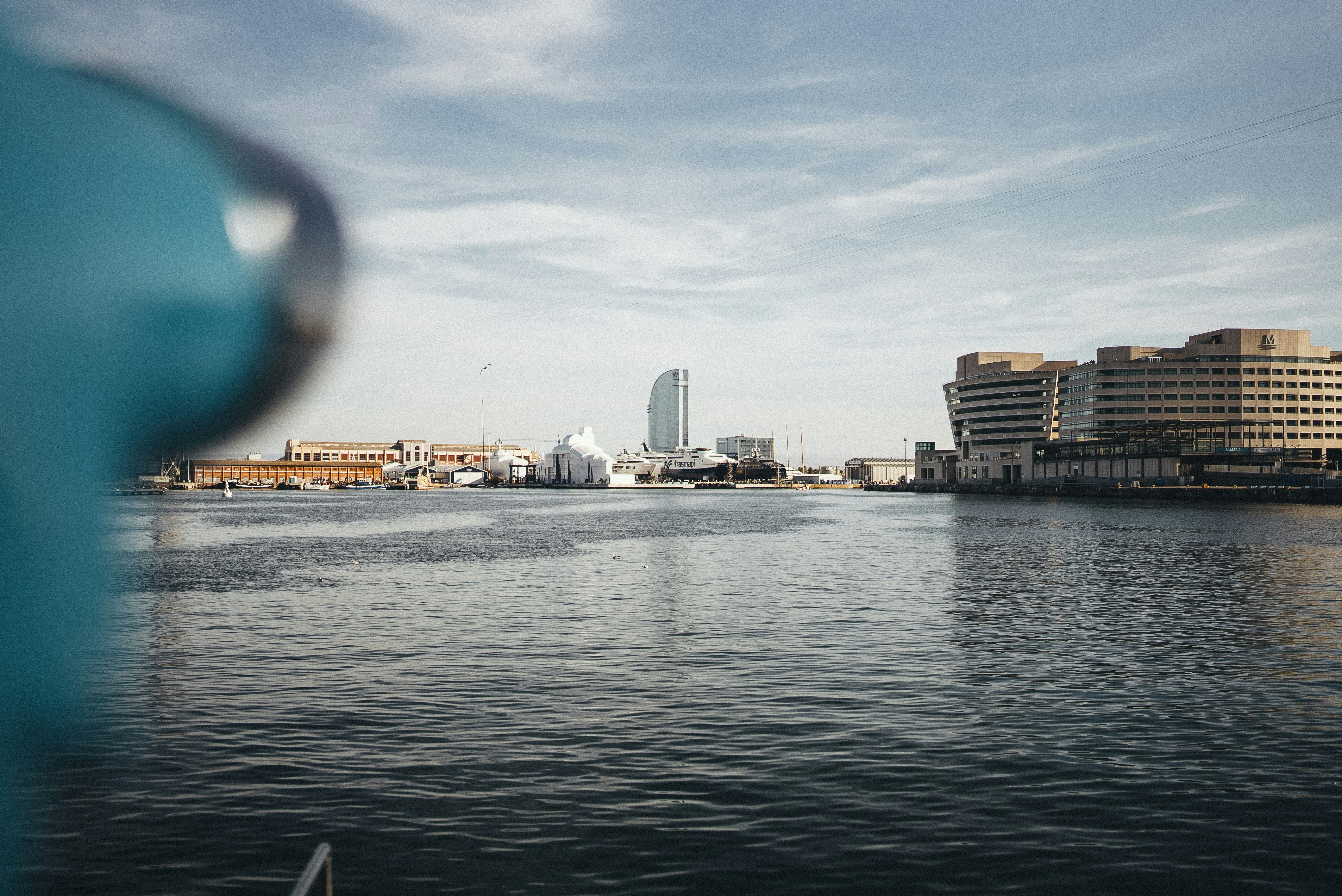 Lo skyline della città dall'altra parte dell'acqua con un edificio alto.