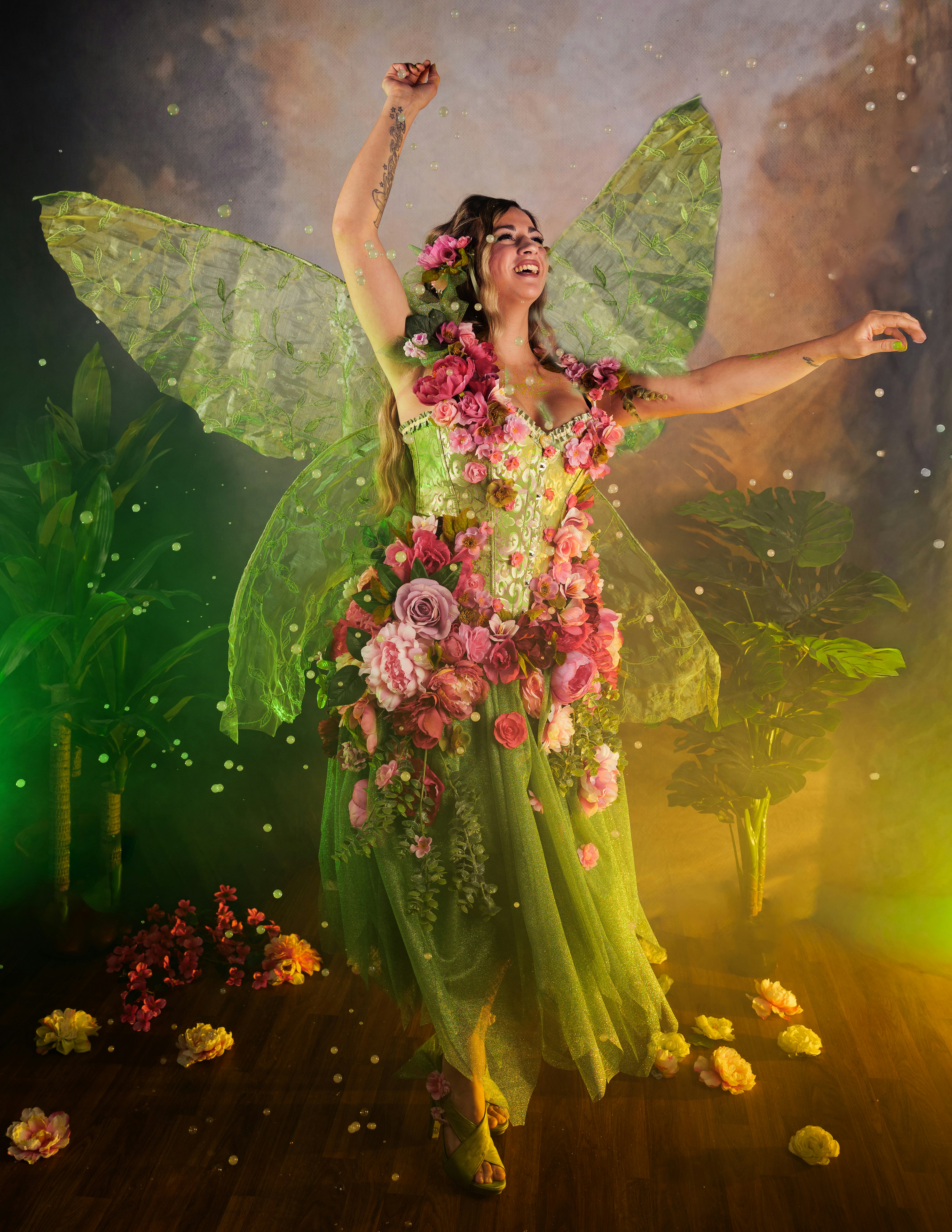Hada de las flores con alas verdes danzando entre flores dispersas.