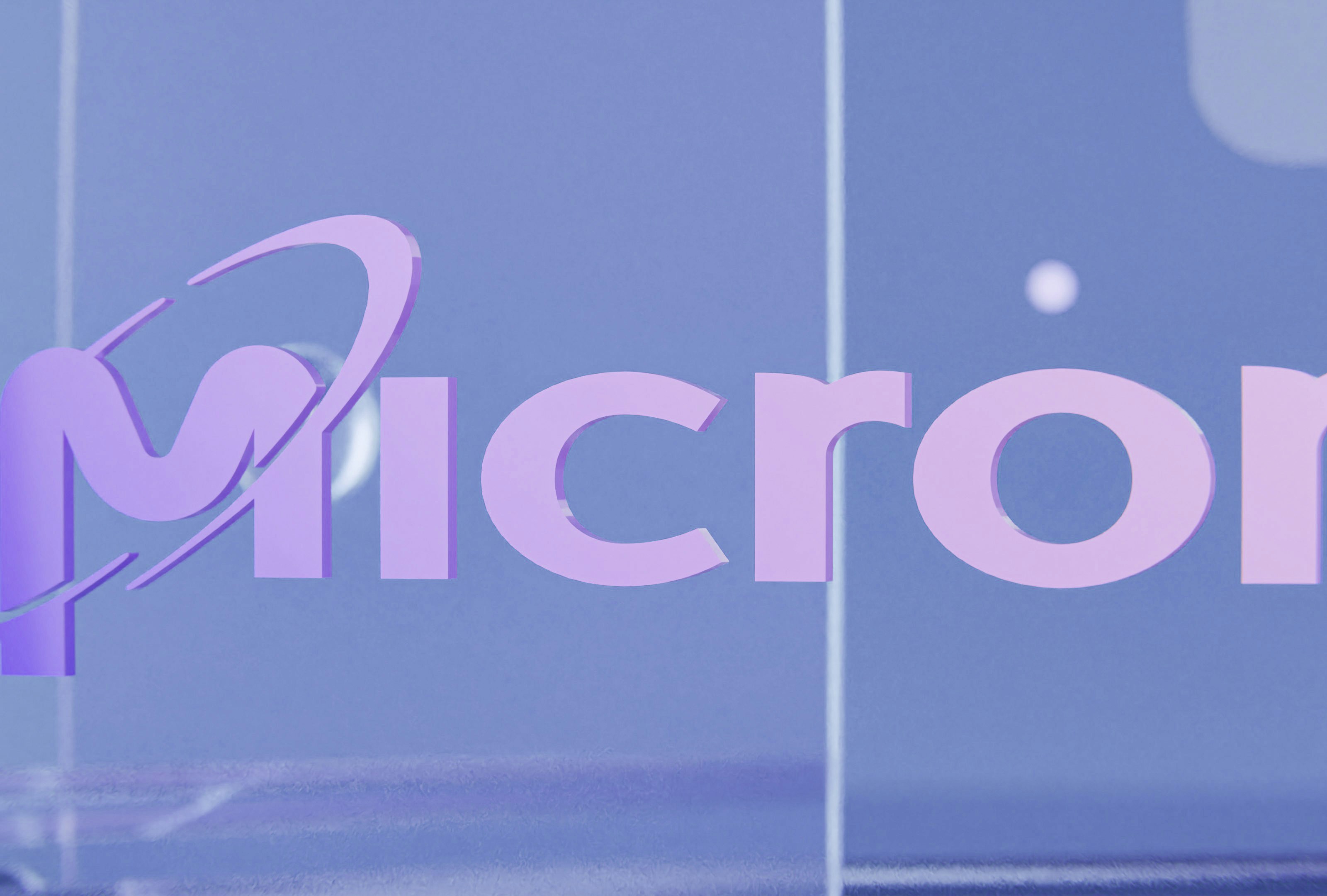 Le logo Micron est en violet sur fond bleu clair.