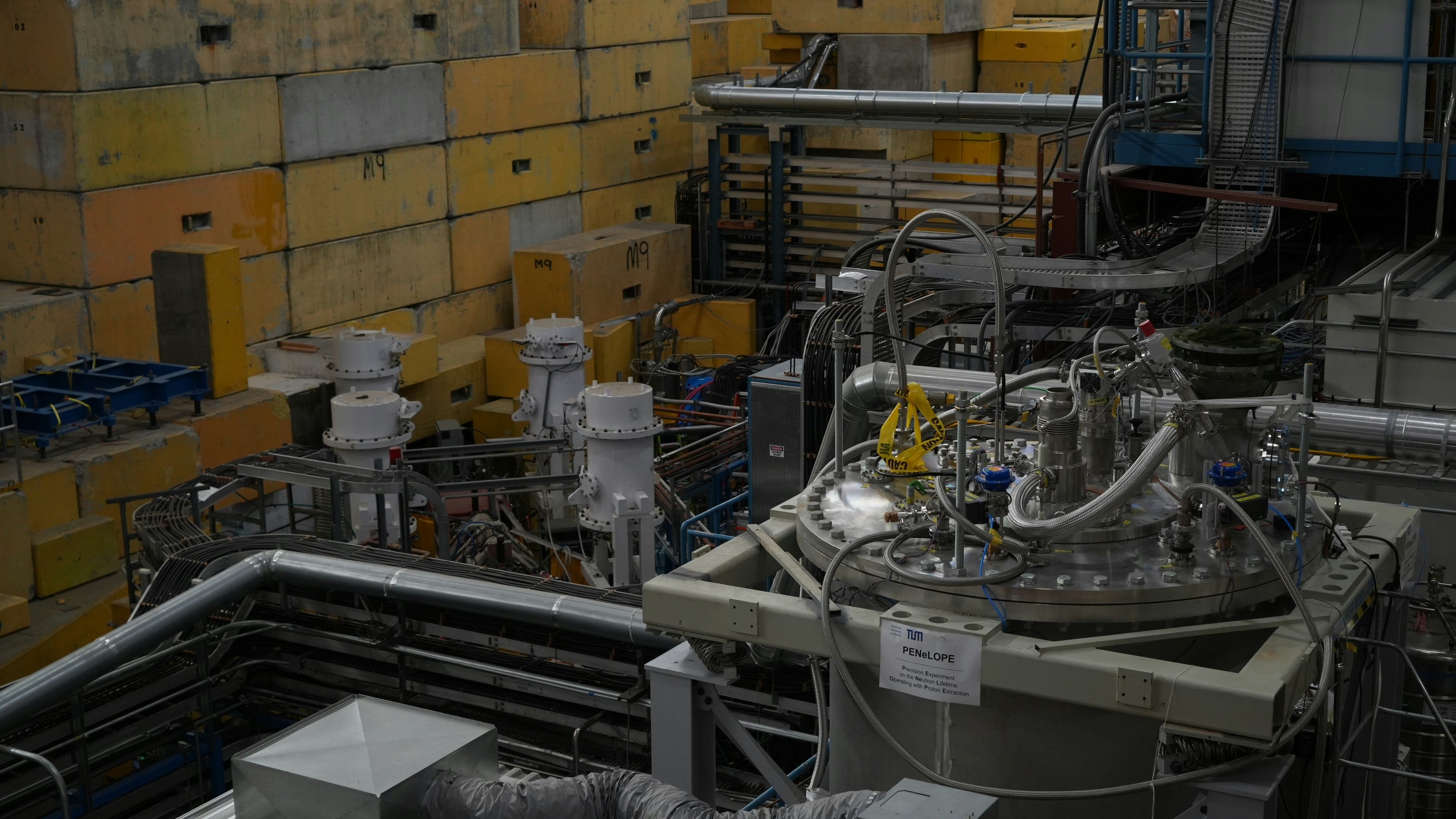 sub terahertz RF antenna array testbed in engineering laboratory