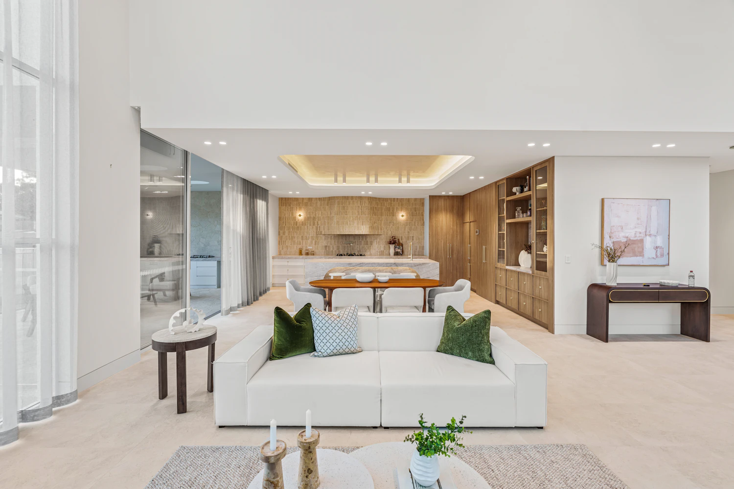 Salón abierto con cocina integrada tras una reforma integral