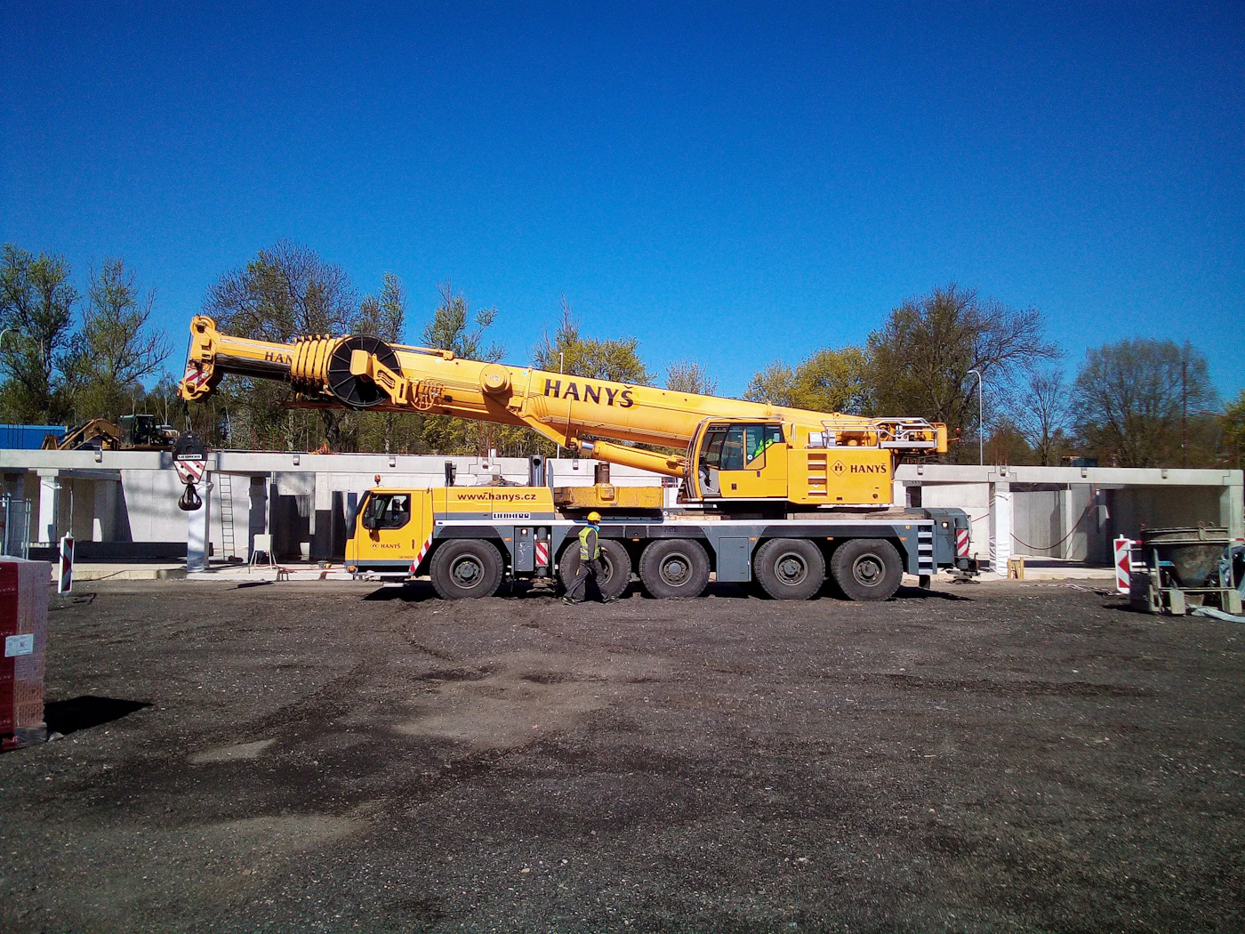 200MT telescopic crane