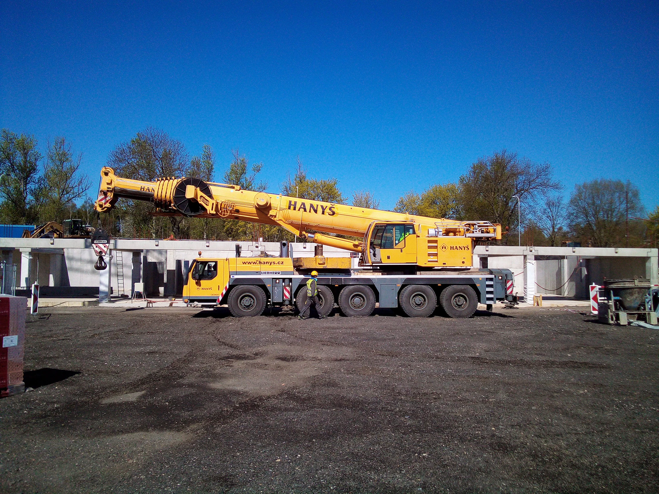 Telescopic crane at work