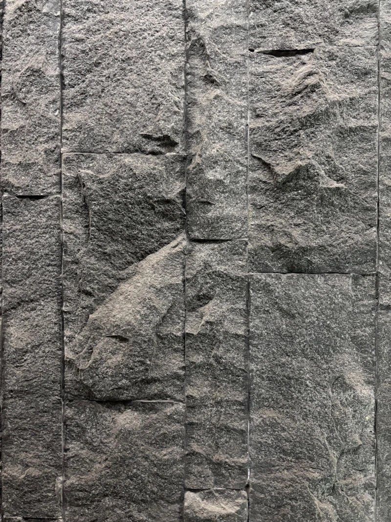 Fassadenverkleidung mit Natursteinplatten