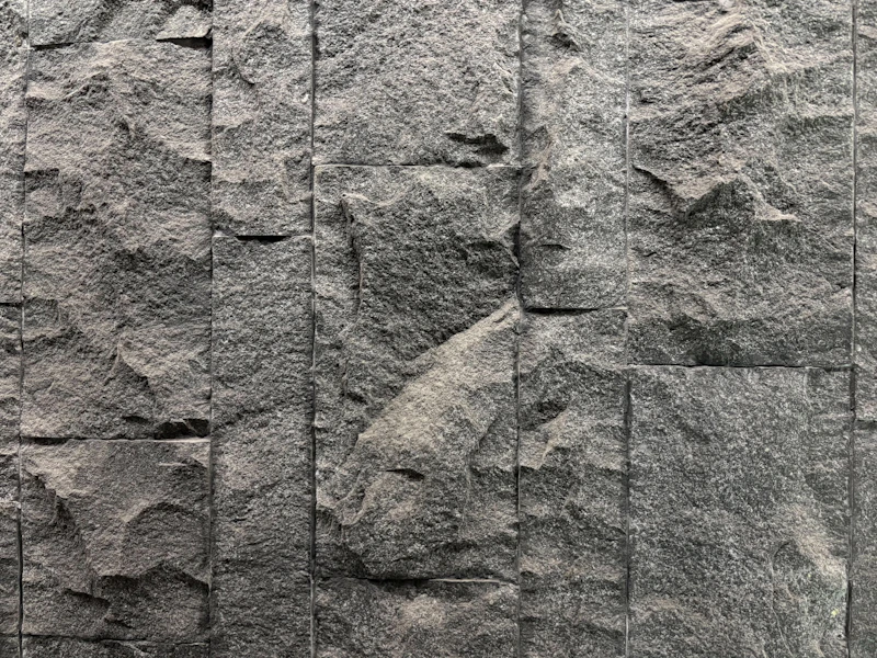 Parede com textura rústica de pedras escuras