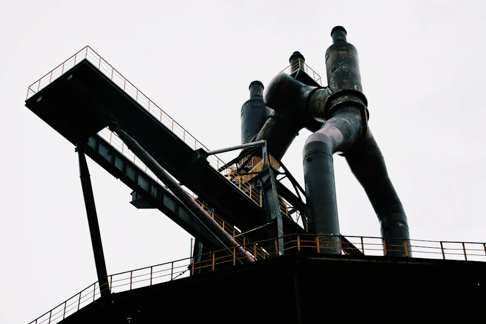 Industrial plant with conveyor structures