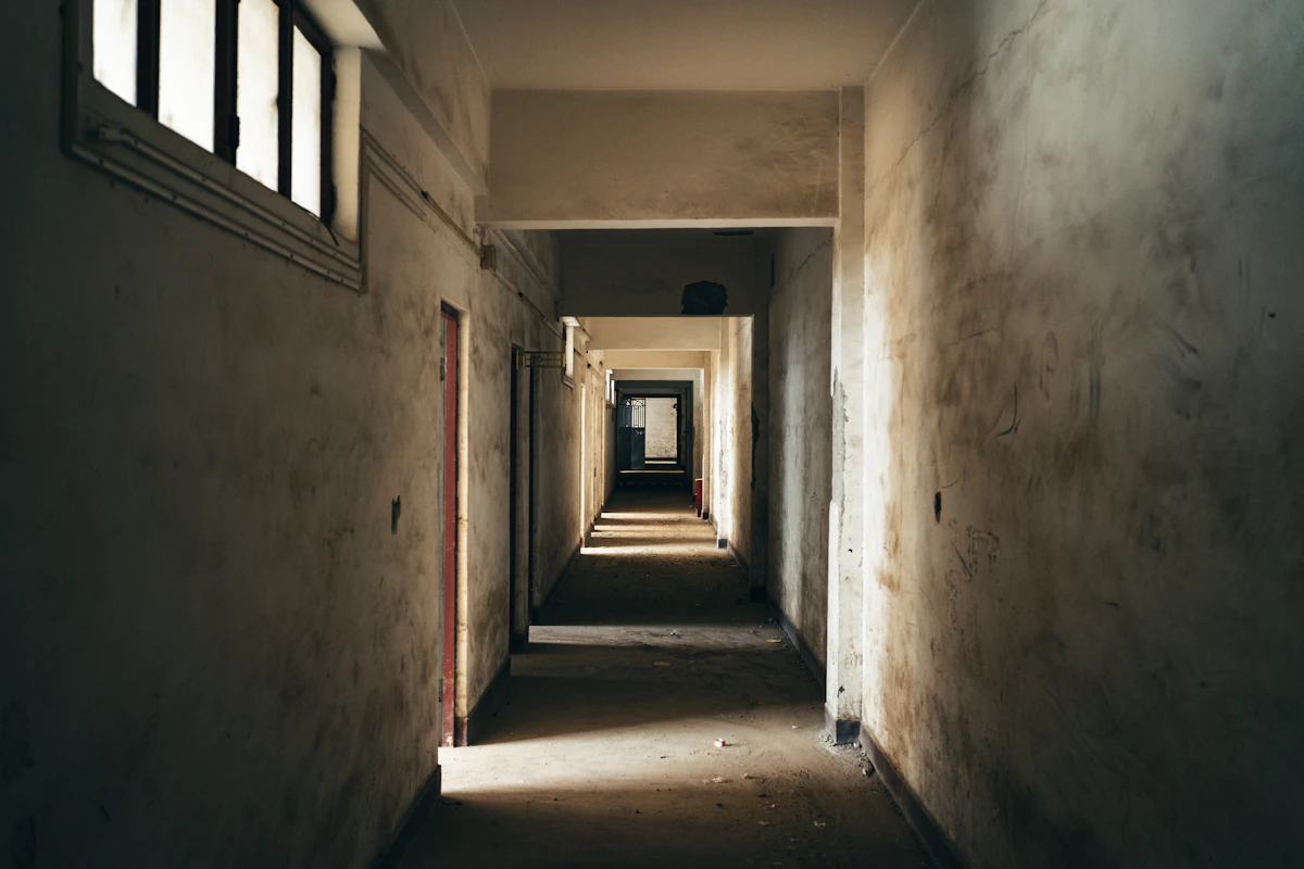Lorong panjang yang remang.
