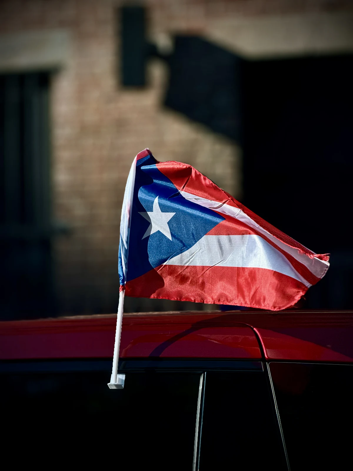 Bandera de Puerto Rico en un vehículo, símbolo de identidad y orgullo puertorriqueño