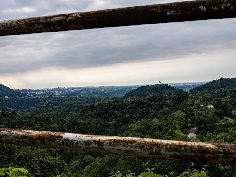Pemandangan perbukitan hijau dari spot wisata skywalk populer