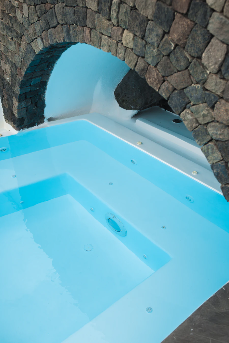 Klares, türkisfarbenes Poolwasser an einer Treppe