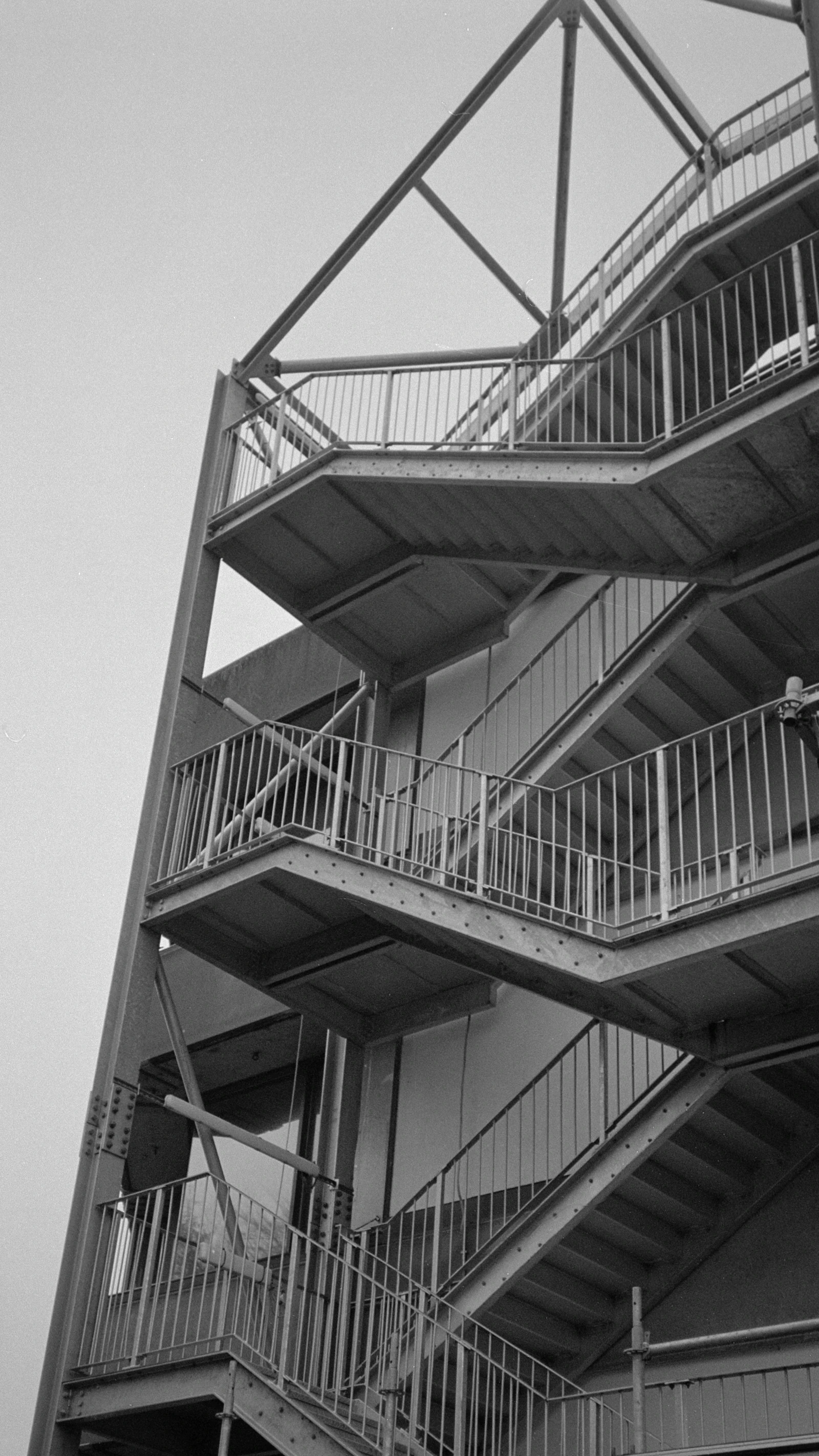 Referencia visual: estructura exterior de escalera metálica con descansillos