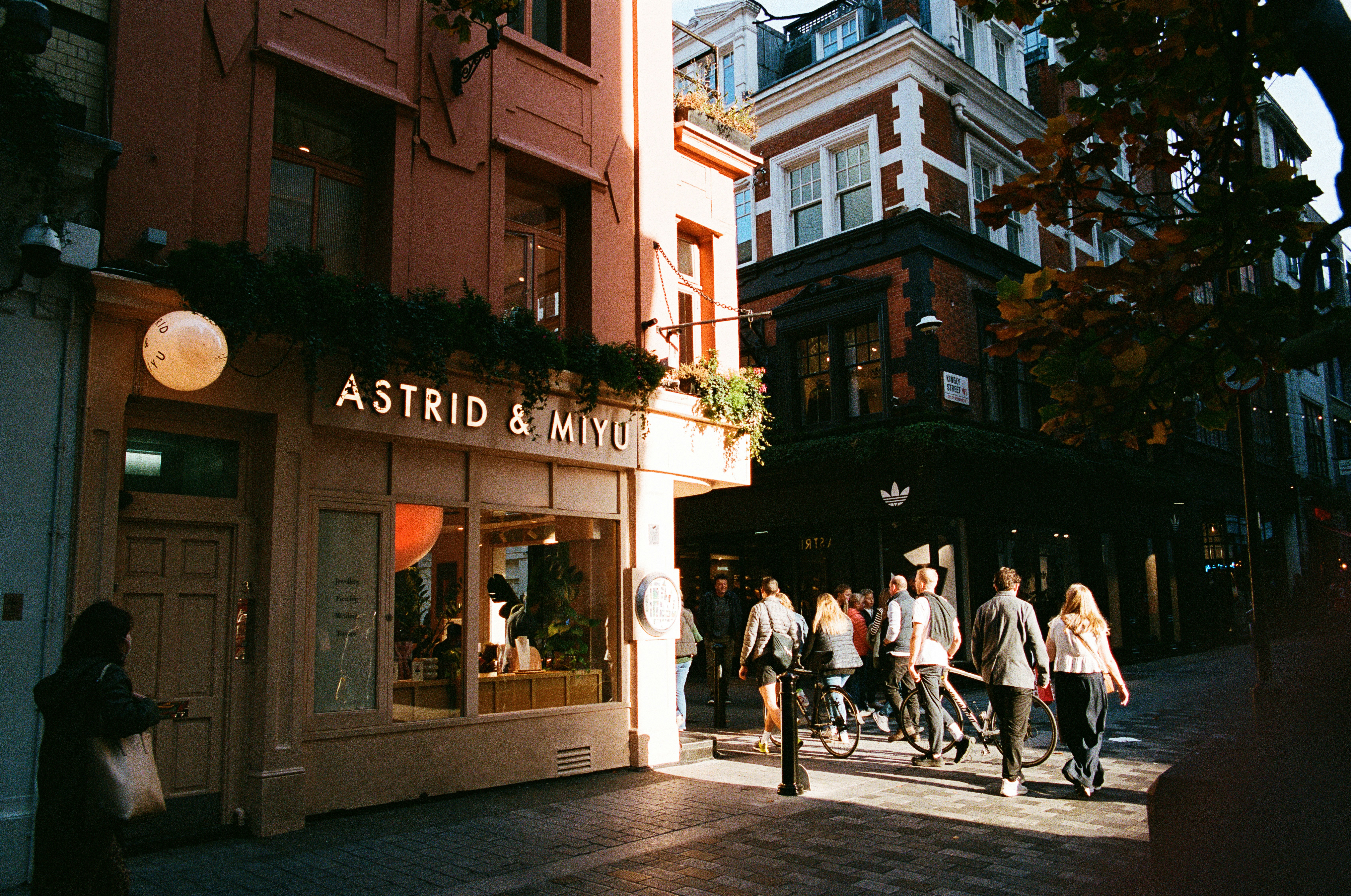 The High Street's Unseen Shadow: How DTC Brands Are Reshaping UK Retail Footprints