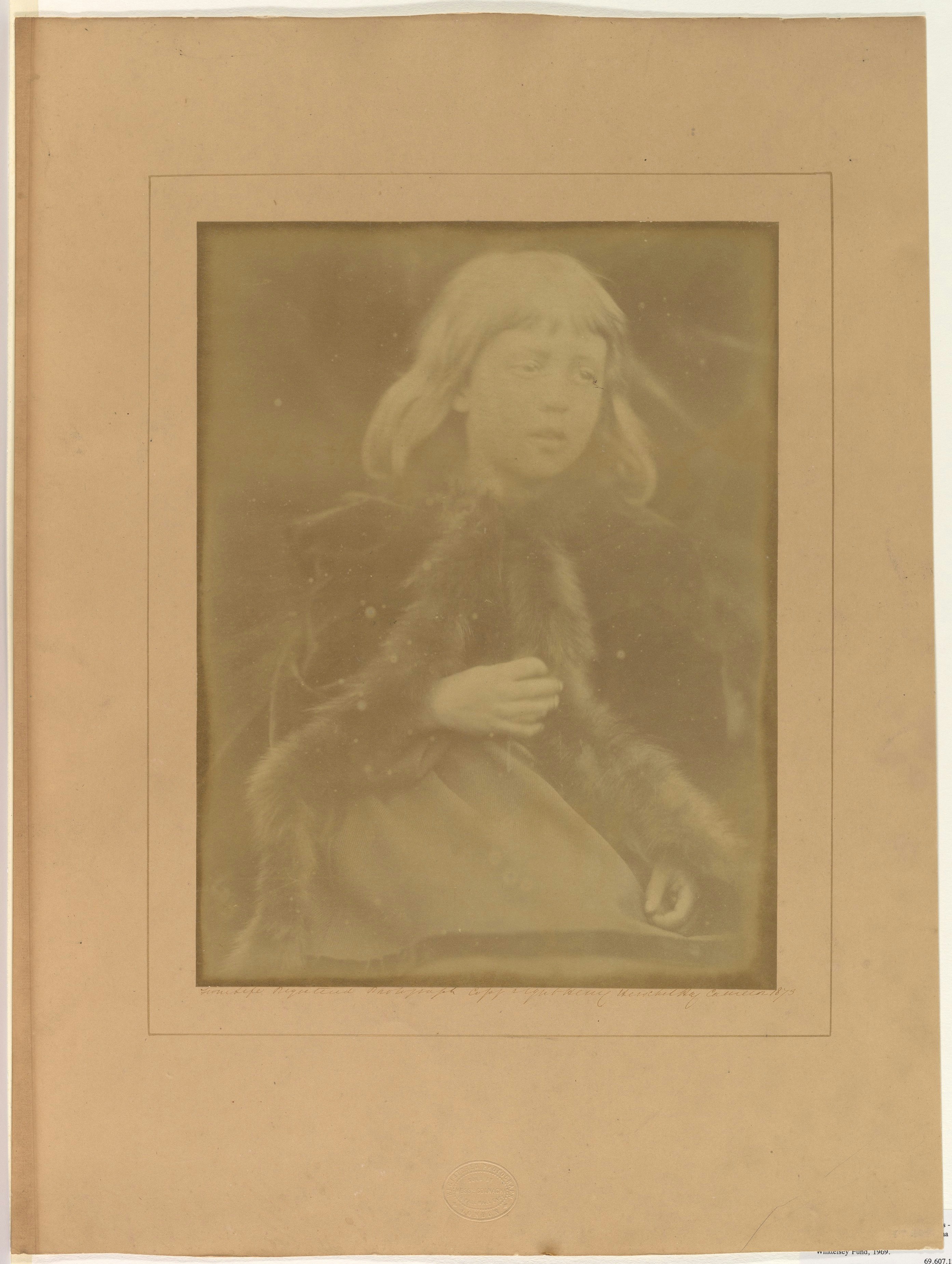 Giovane pensieroso in sepia, con un cappotto rifinito di pelliccia.