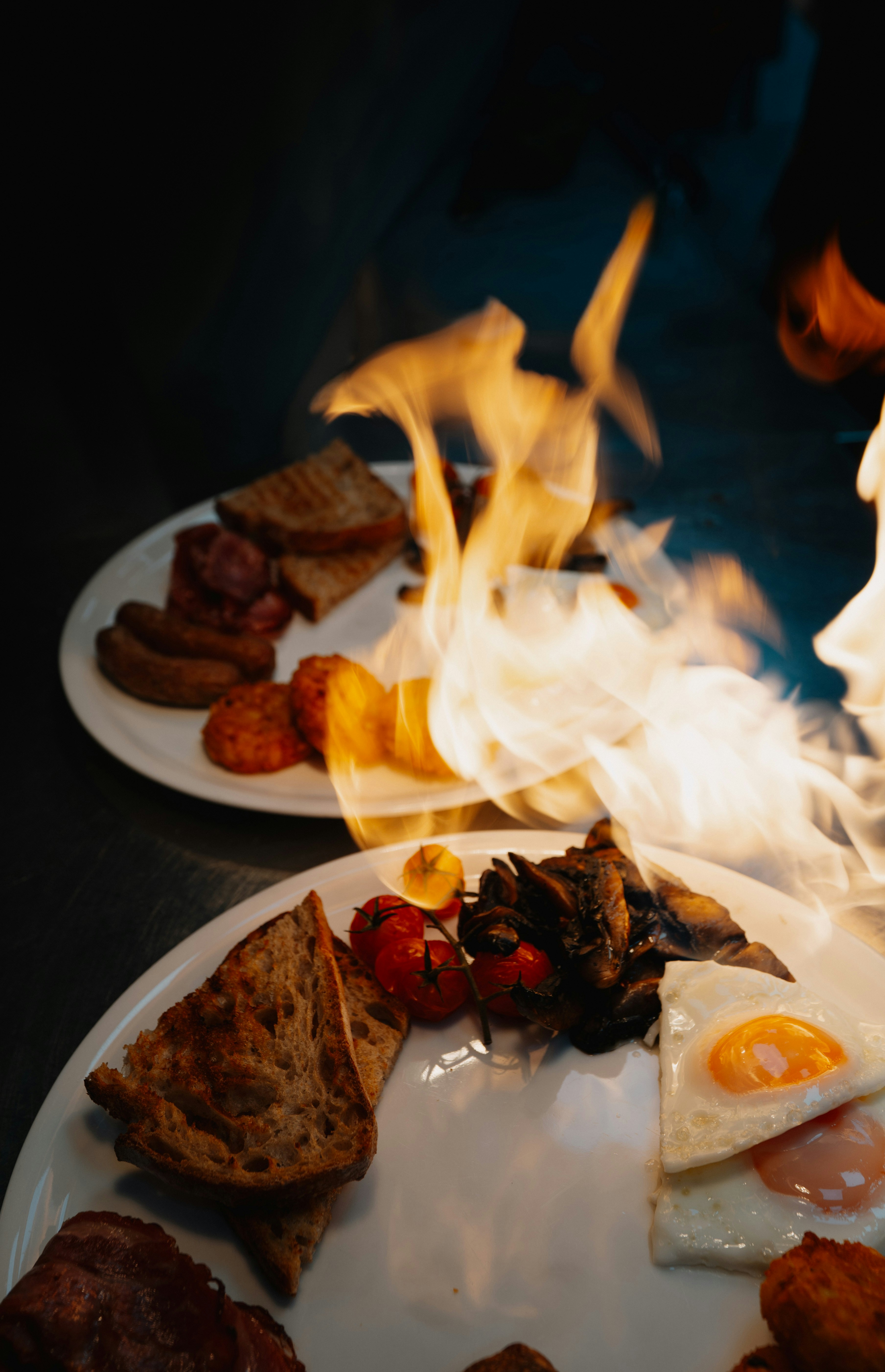 Pratos completos de café da manhã inglês com chamas.