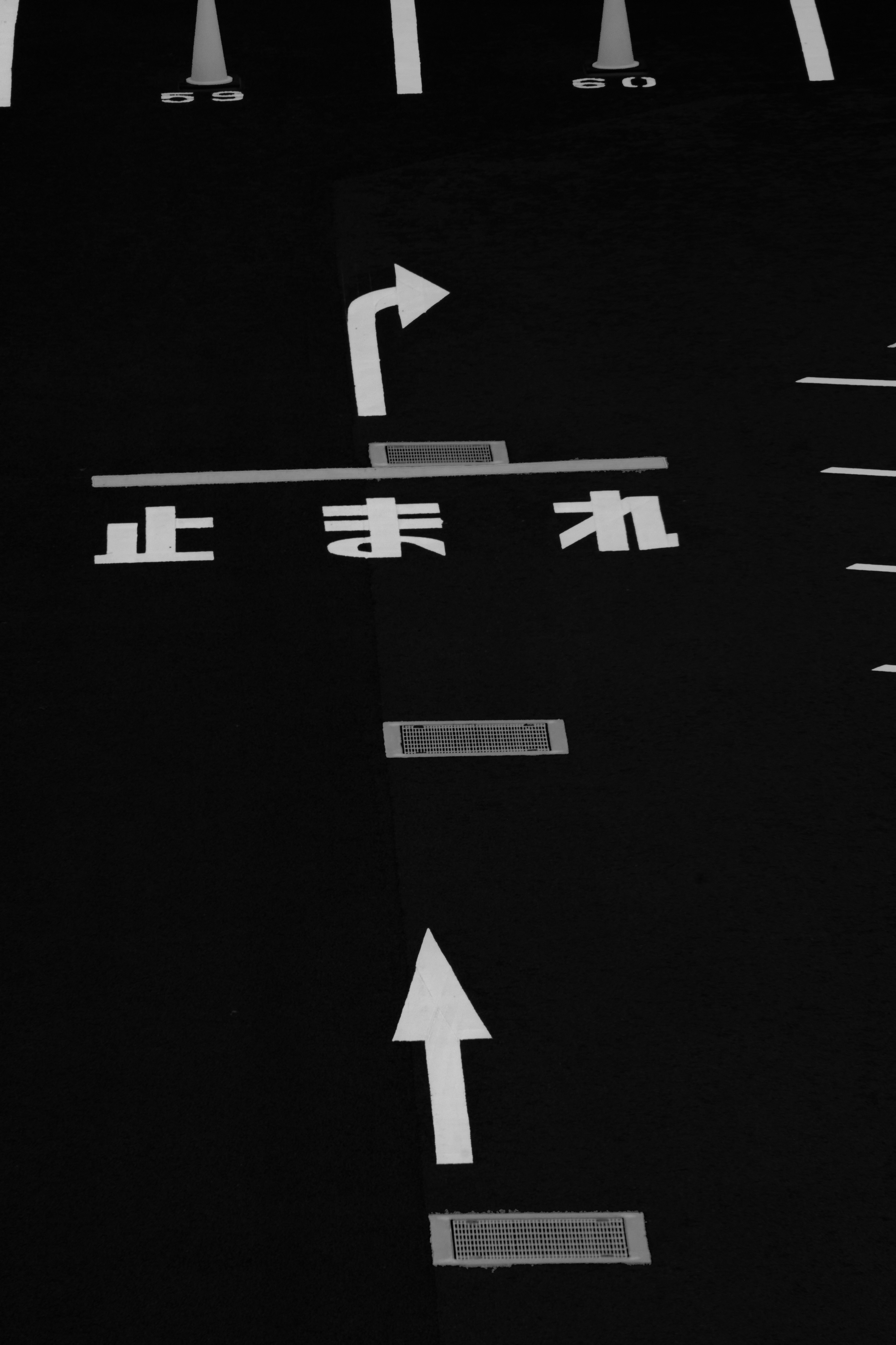 Marcações de trânsito japonesas: placa de pare, flechas de conversão em linha reta e para conversão à direita